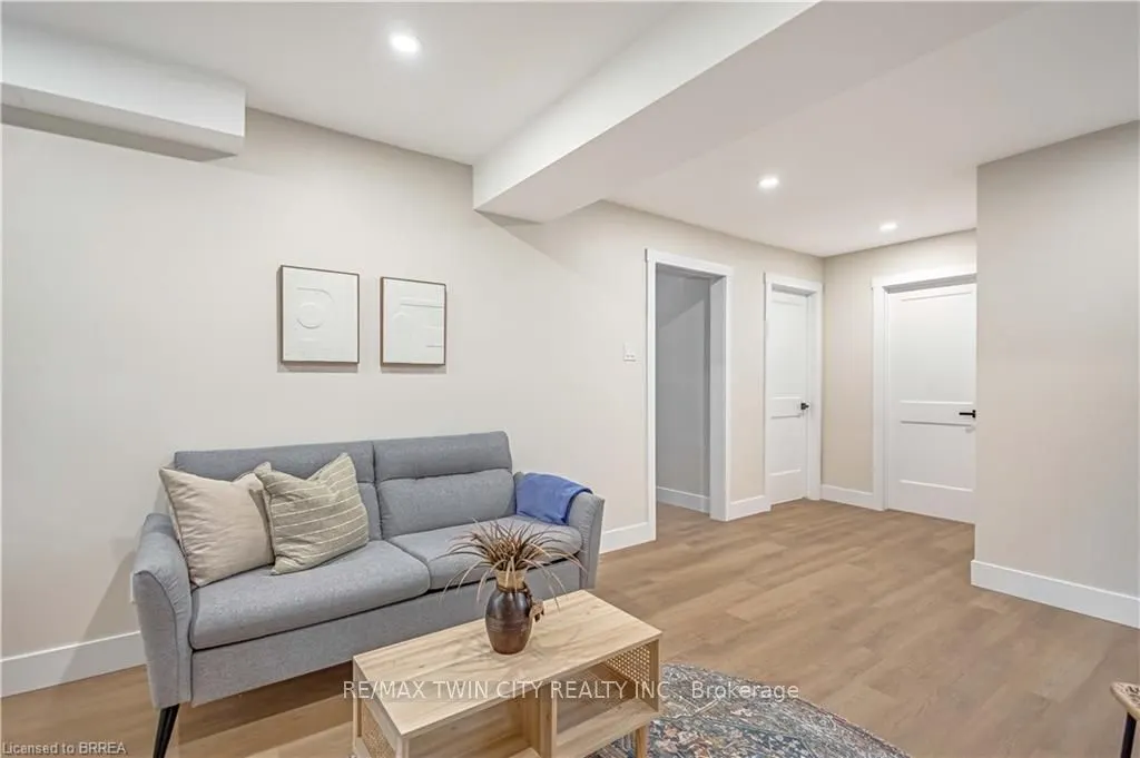 28 Crestlynn Crescent
