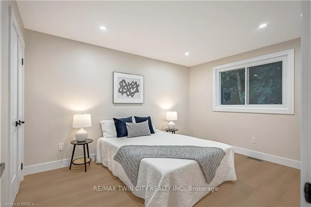 28 Crestlynn Crescent