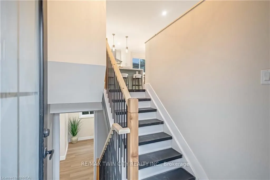 28 Crestlynn Crescent
