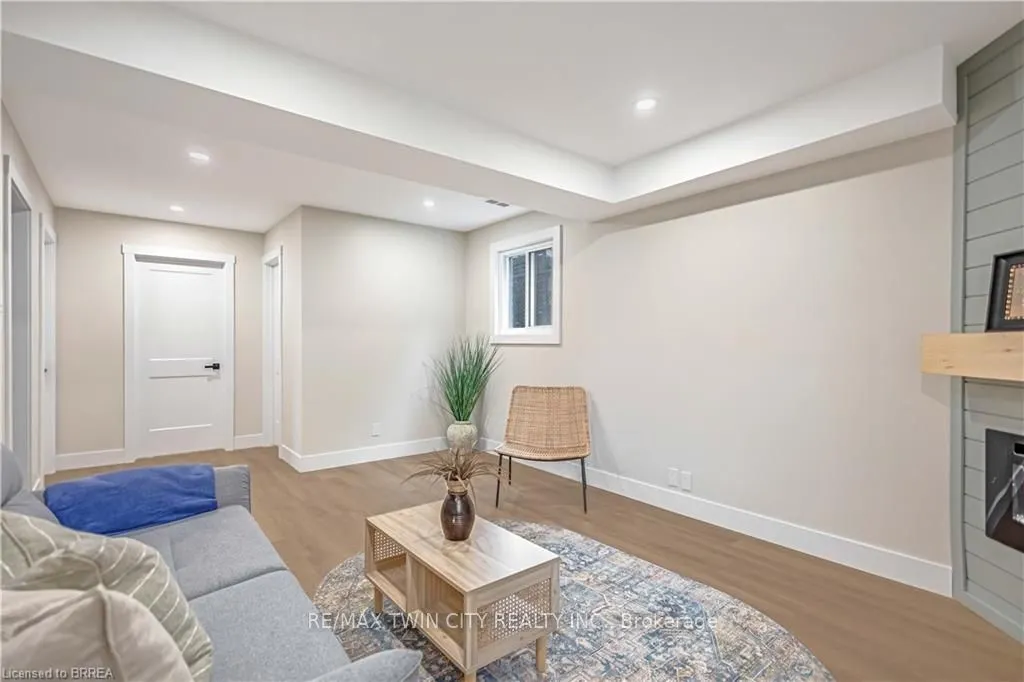 28 Crestlynn Crescent