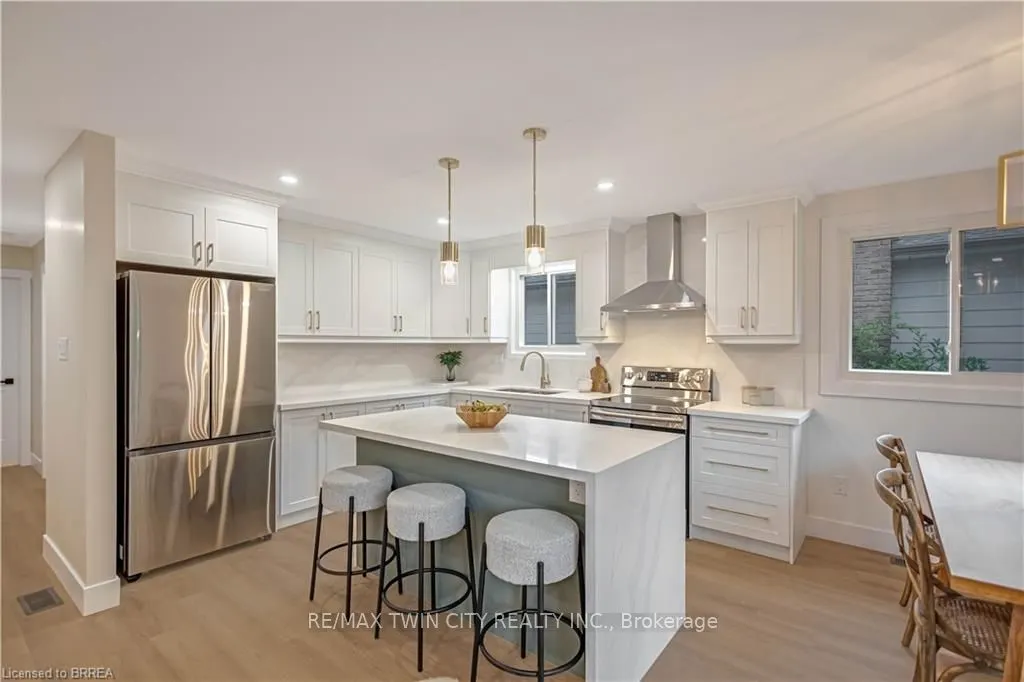 28 Crestlynn Crescent