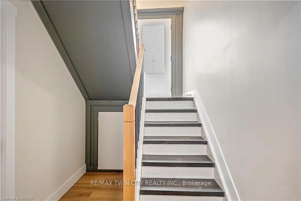 28 Crestlynn Crescent