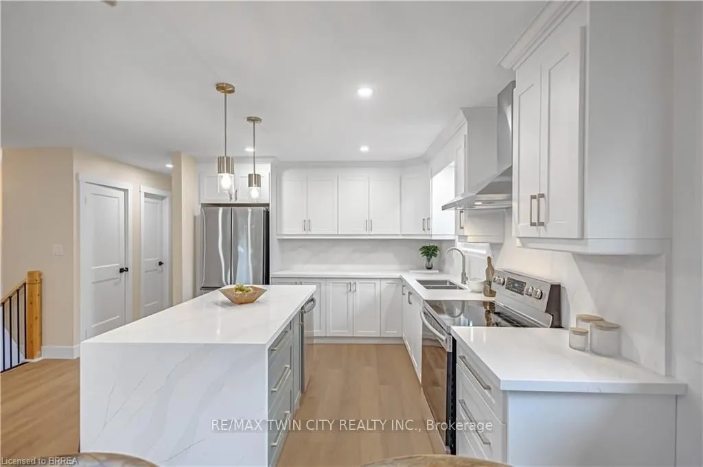 28 Crestlynn Crescent
