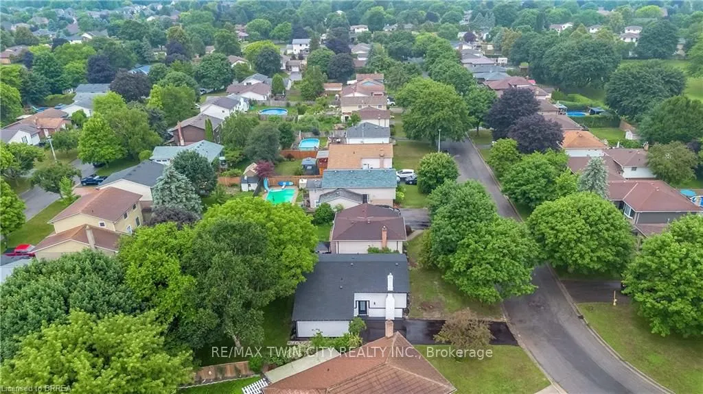 28 Crestlynn Crescent