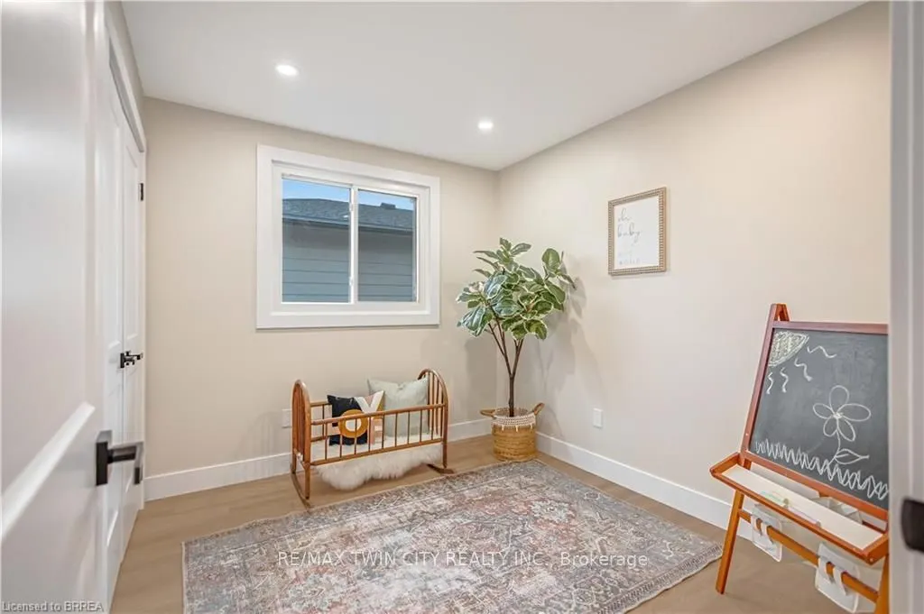 28 Crestlynn Crescent