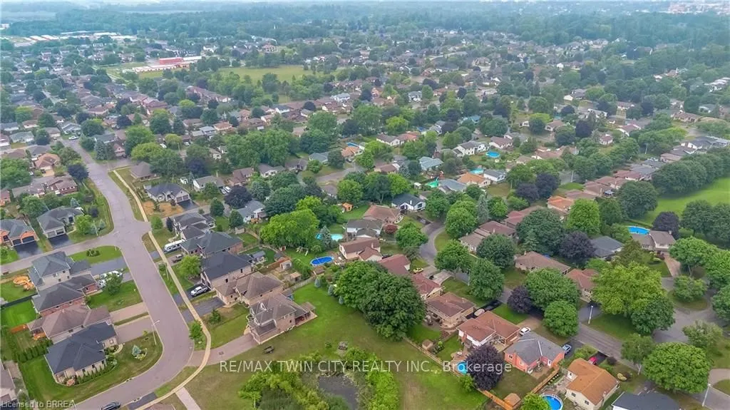28 Crestlynn Crescent