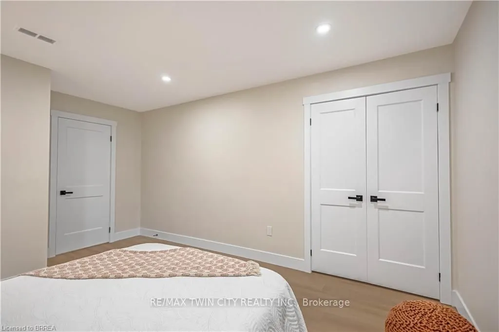 28 Crestlynn Crescent