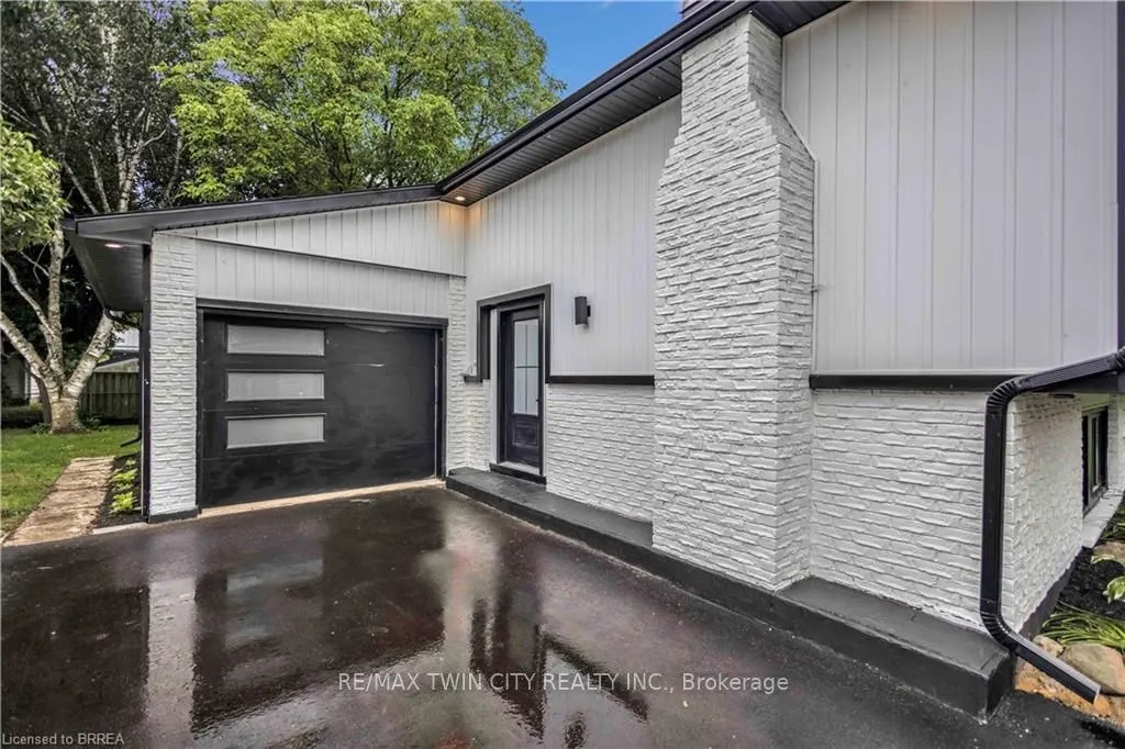 28 Crestlynn Crescent