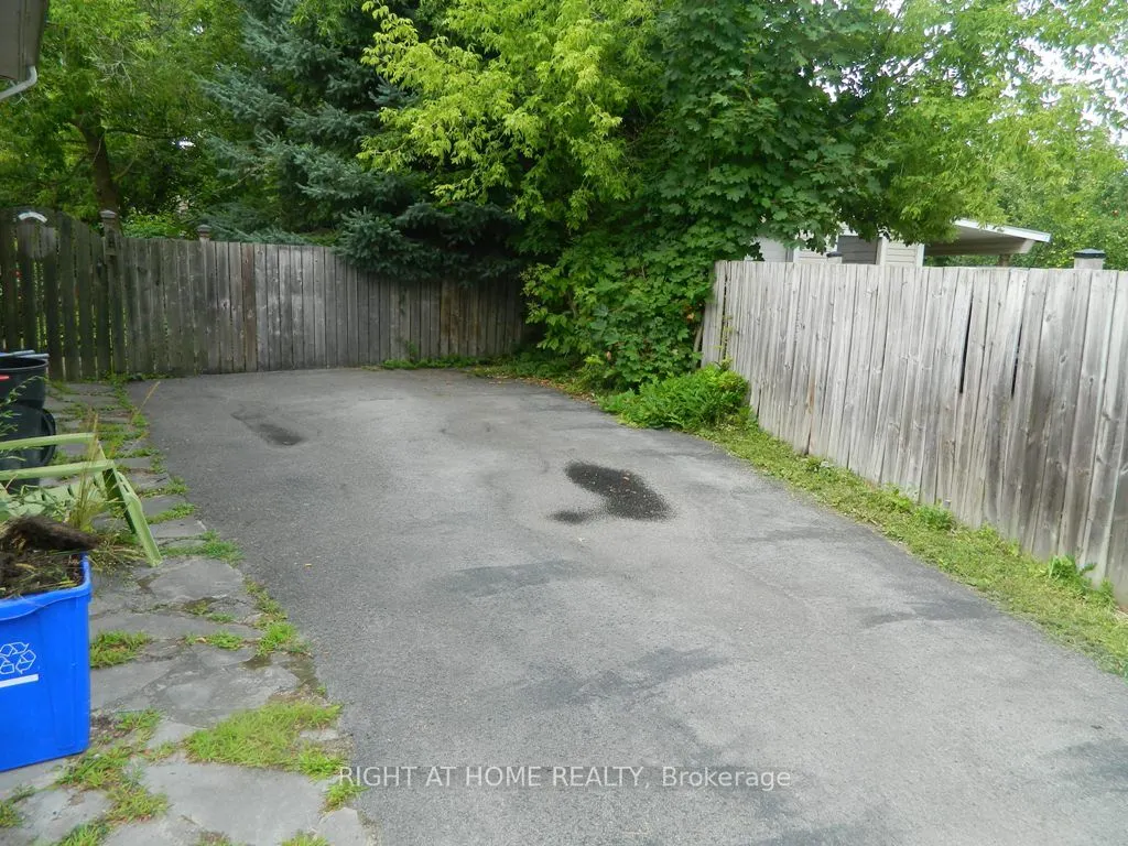 3261 Prior Crescent