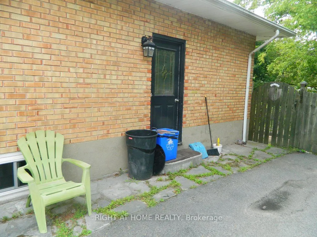 3261 Prior Crescent