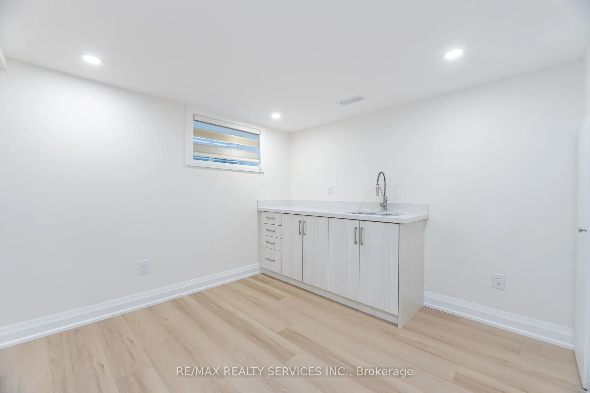 8772 Wellington 124 Road W