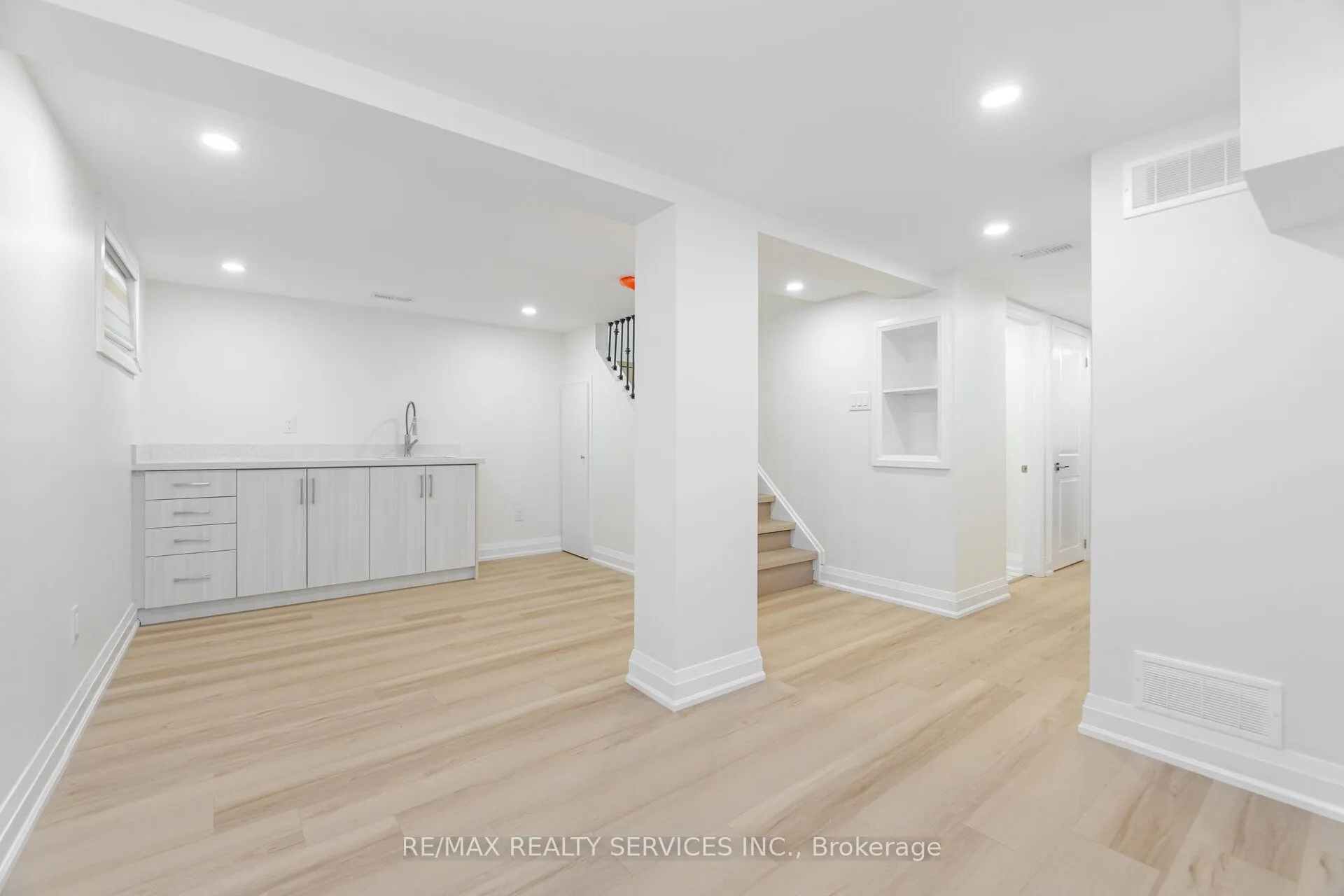 8772 Wellington 124 Road W