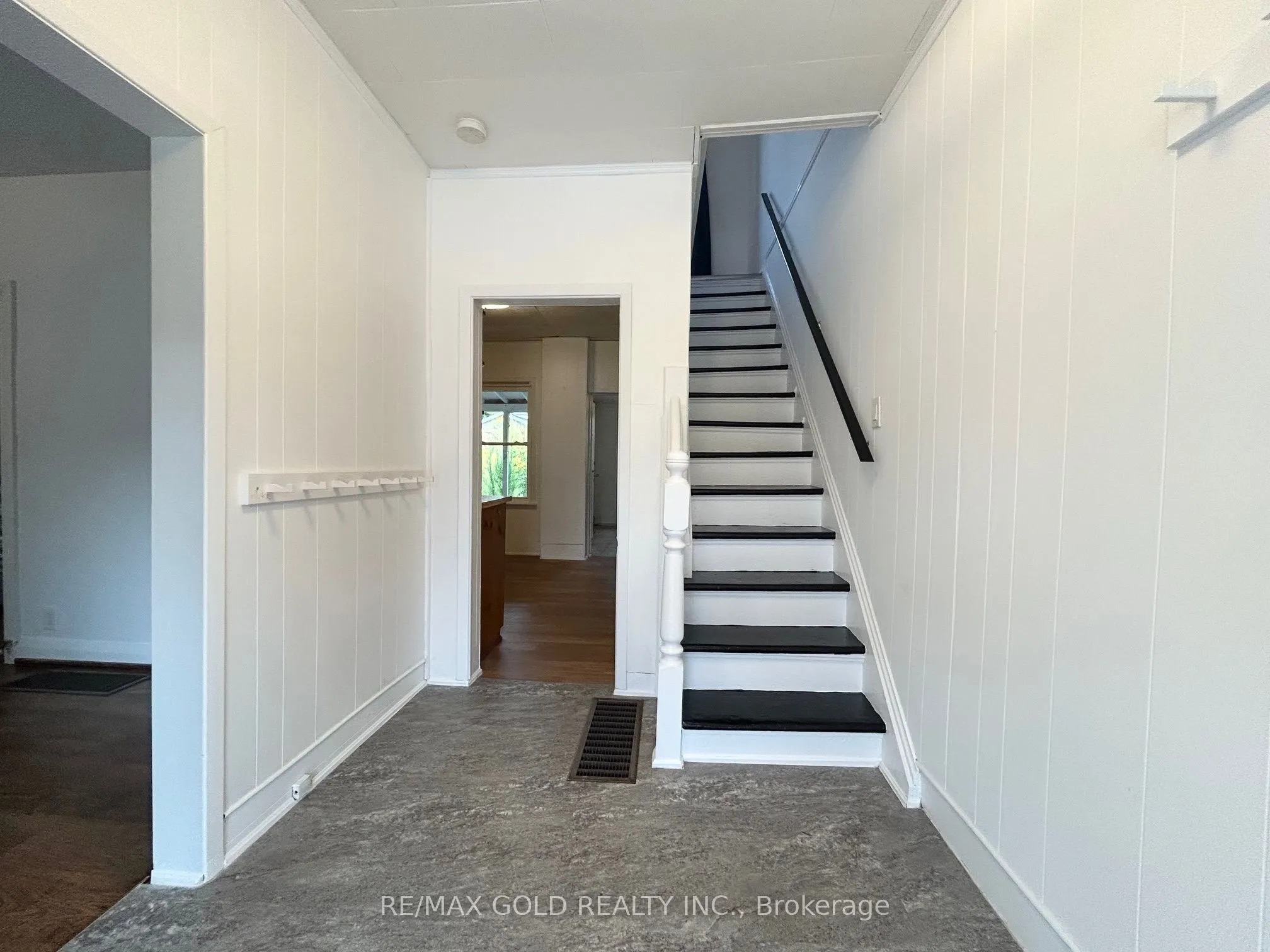 118 Stephen Street N