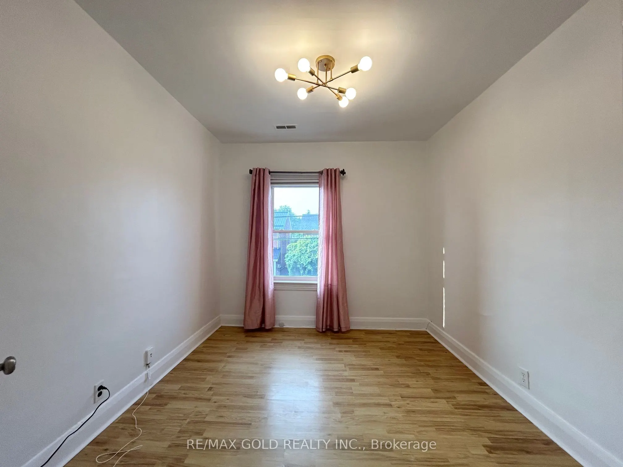 118 Stephen Street N