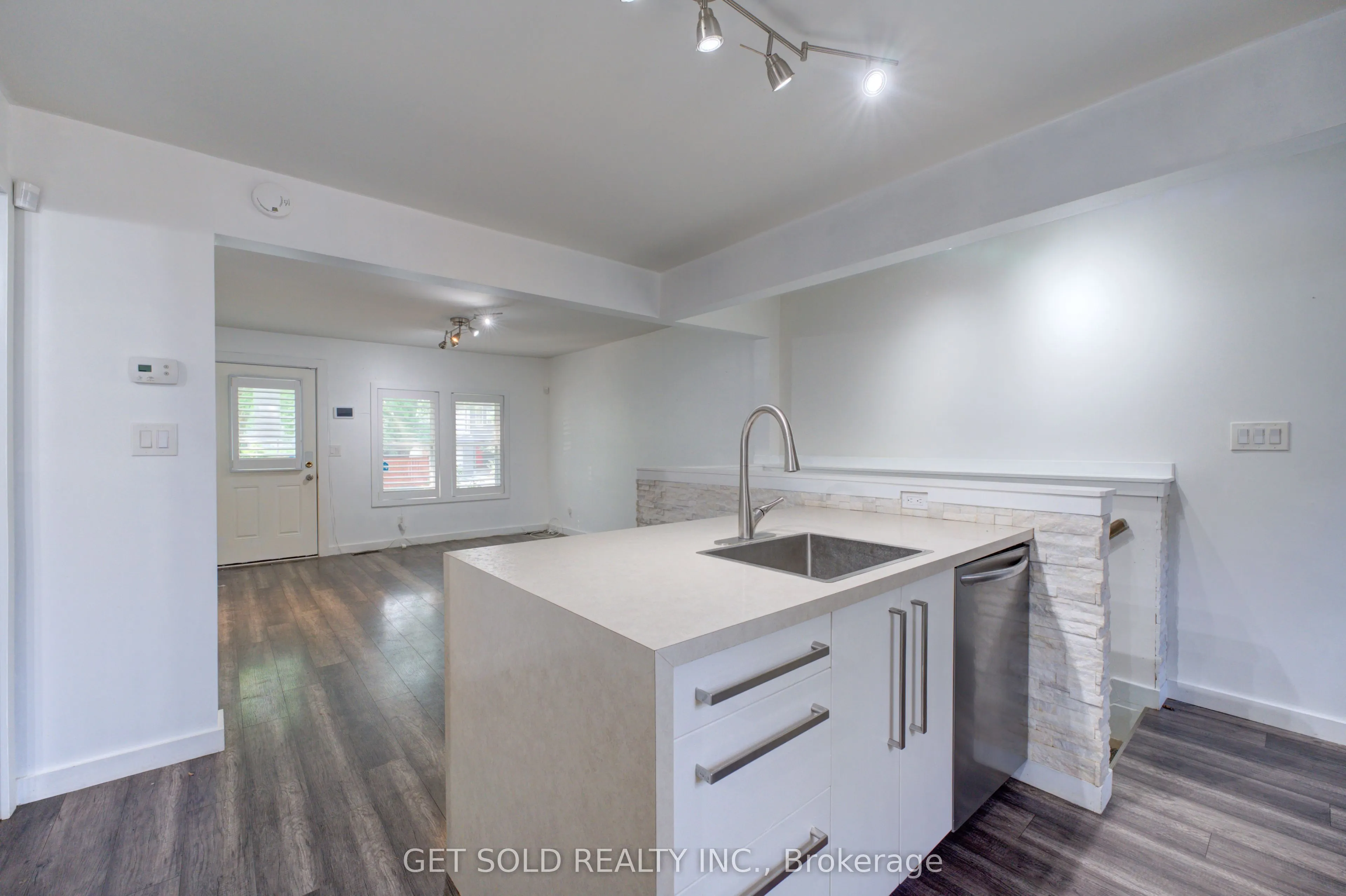 37 Maplecrest Avenue