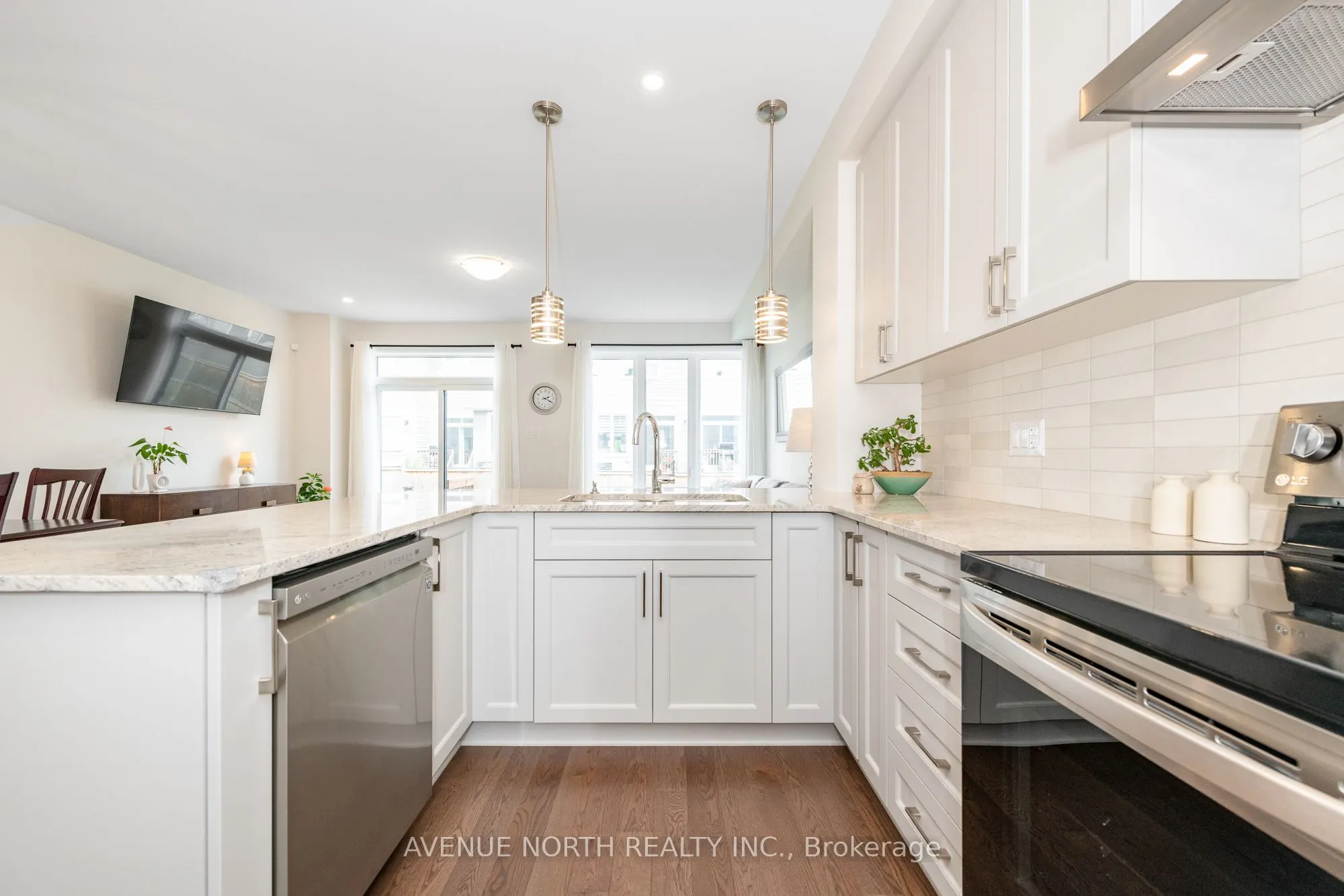 121 ANGELONIA Crescent