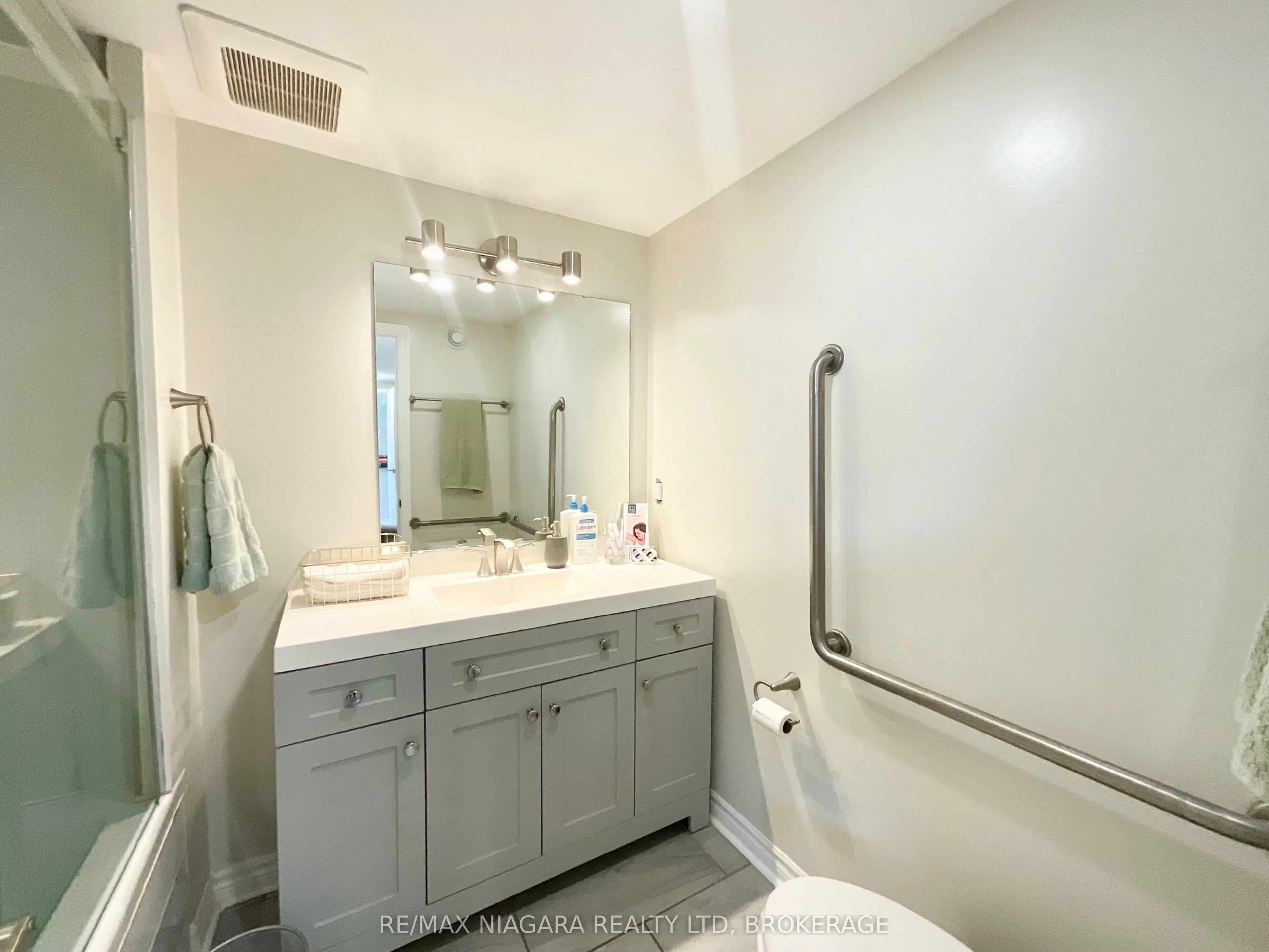136 CLARKE Street, #Lower