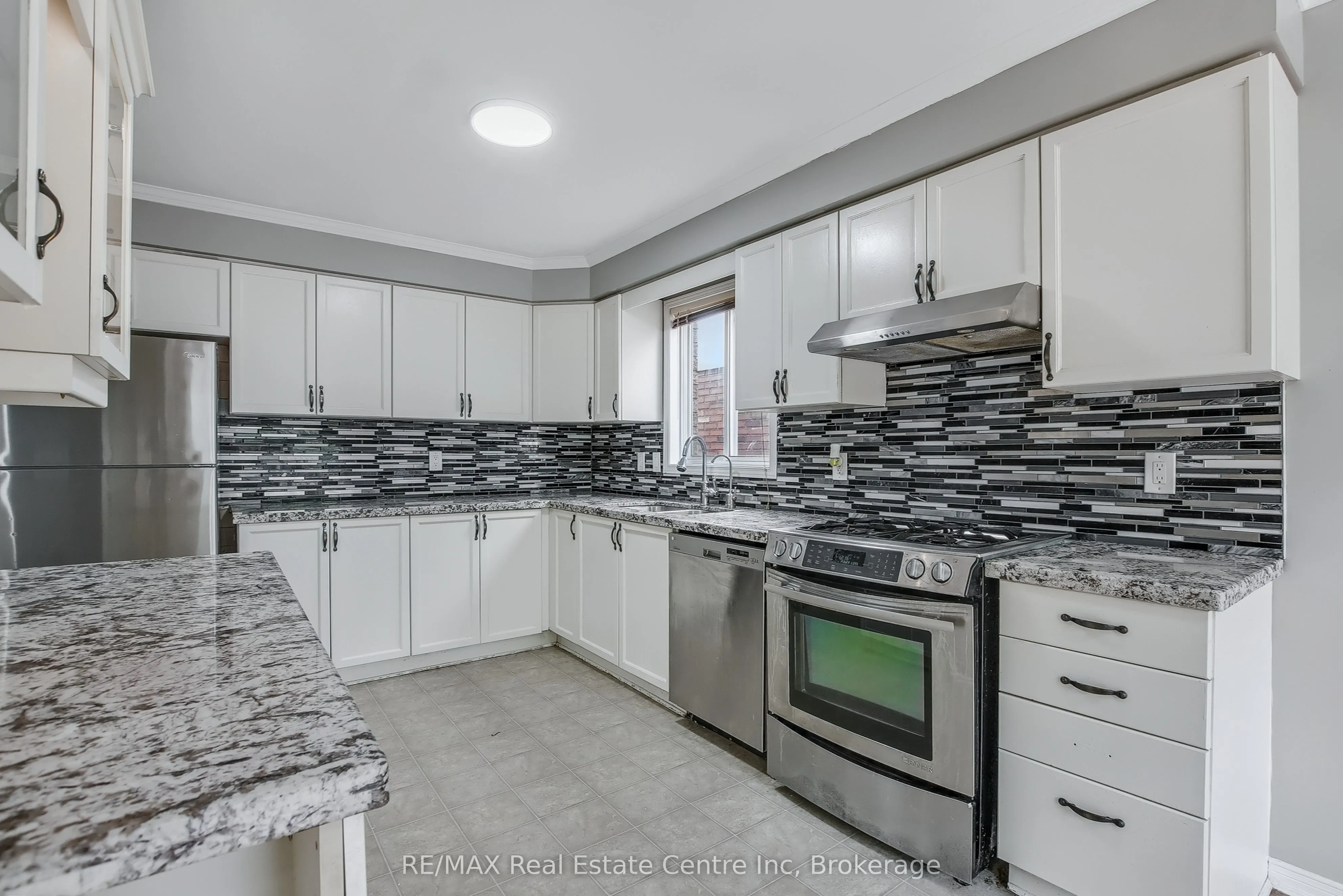 46 Sinclair Street S