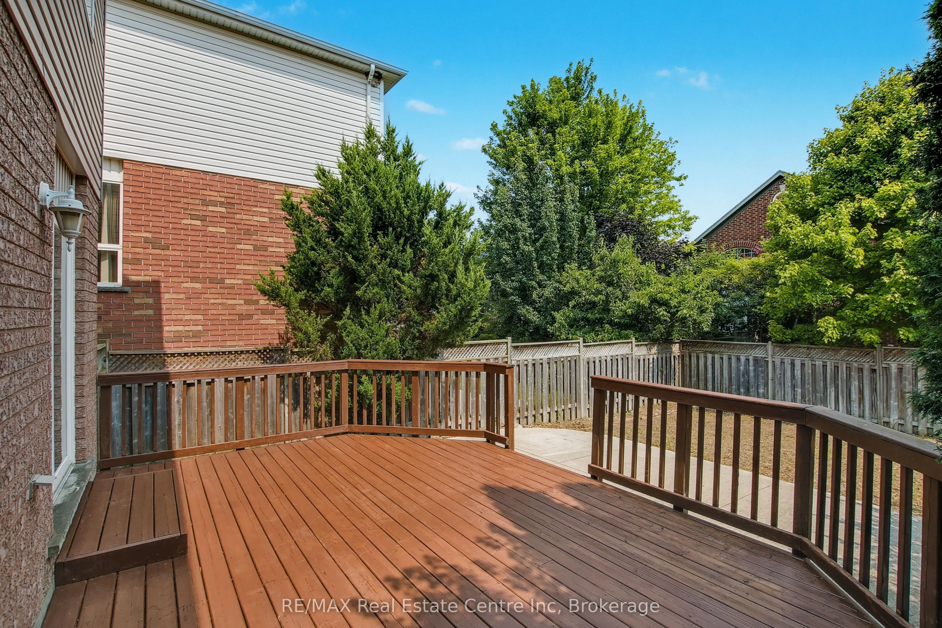 46 Sinclair Street S