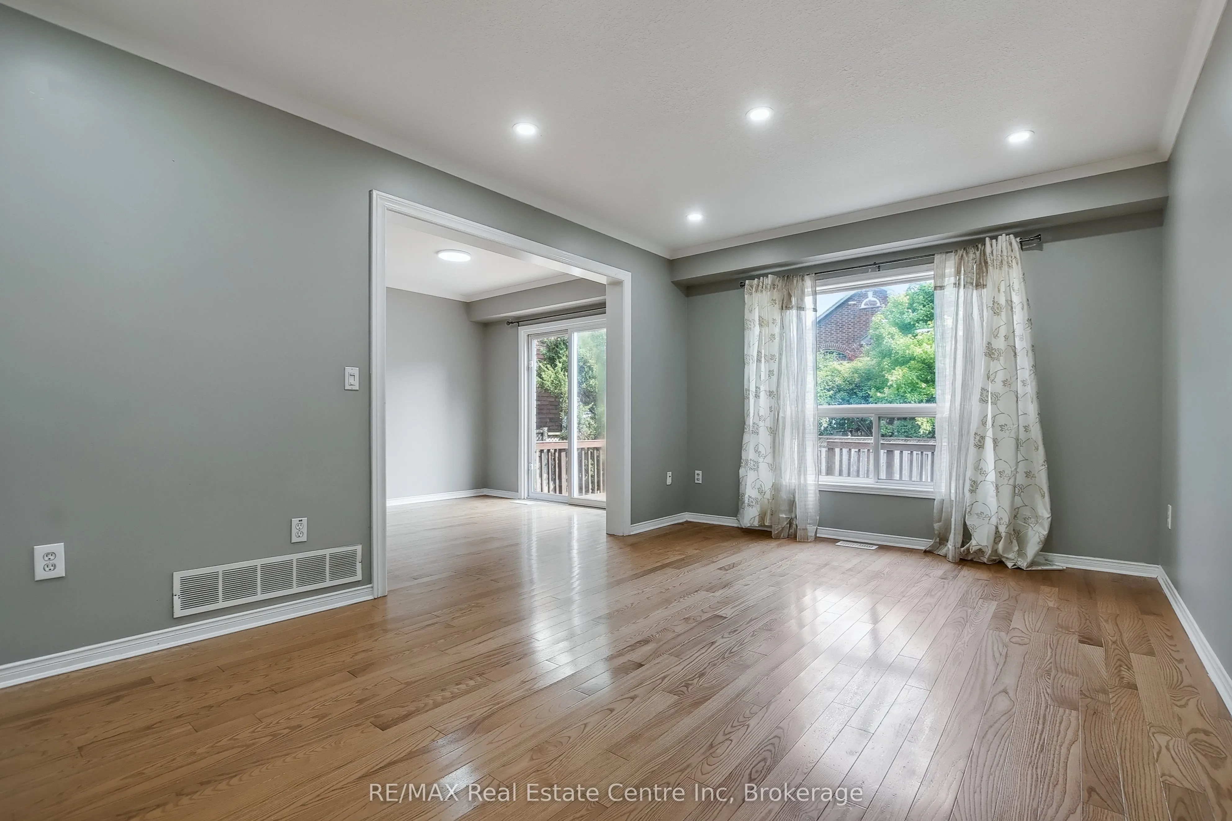 46 Sinclair Street S