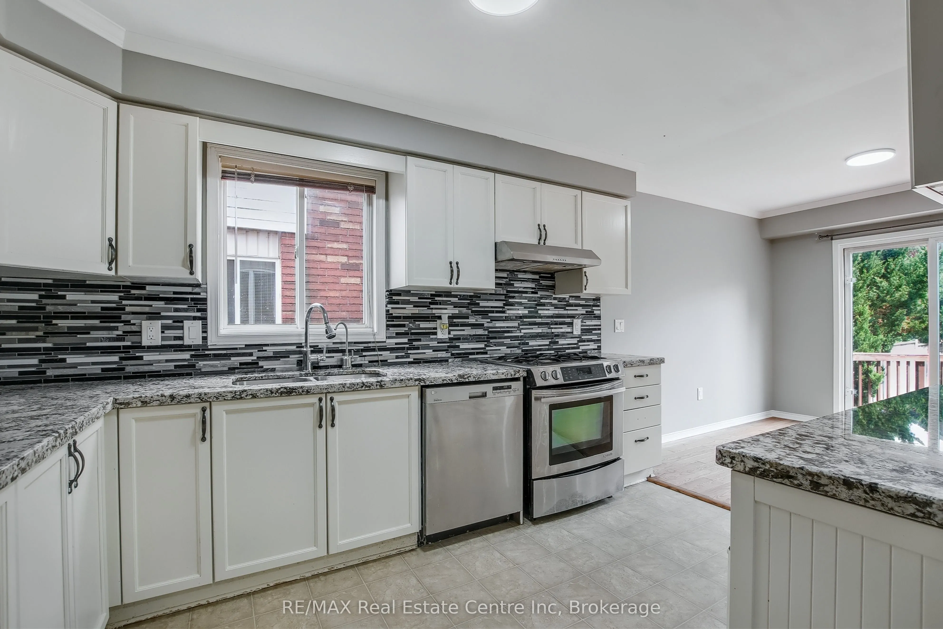 46 Sinclair Street S