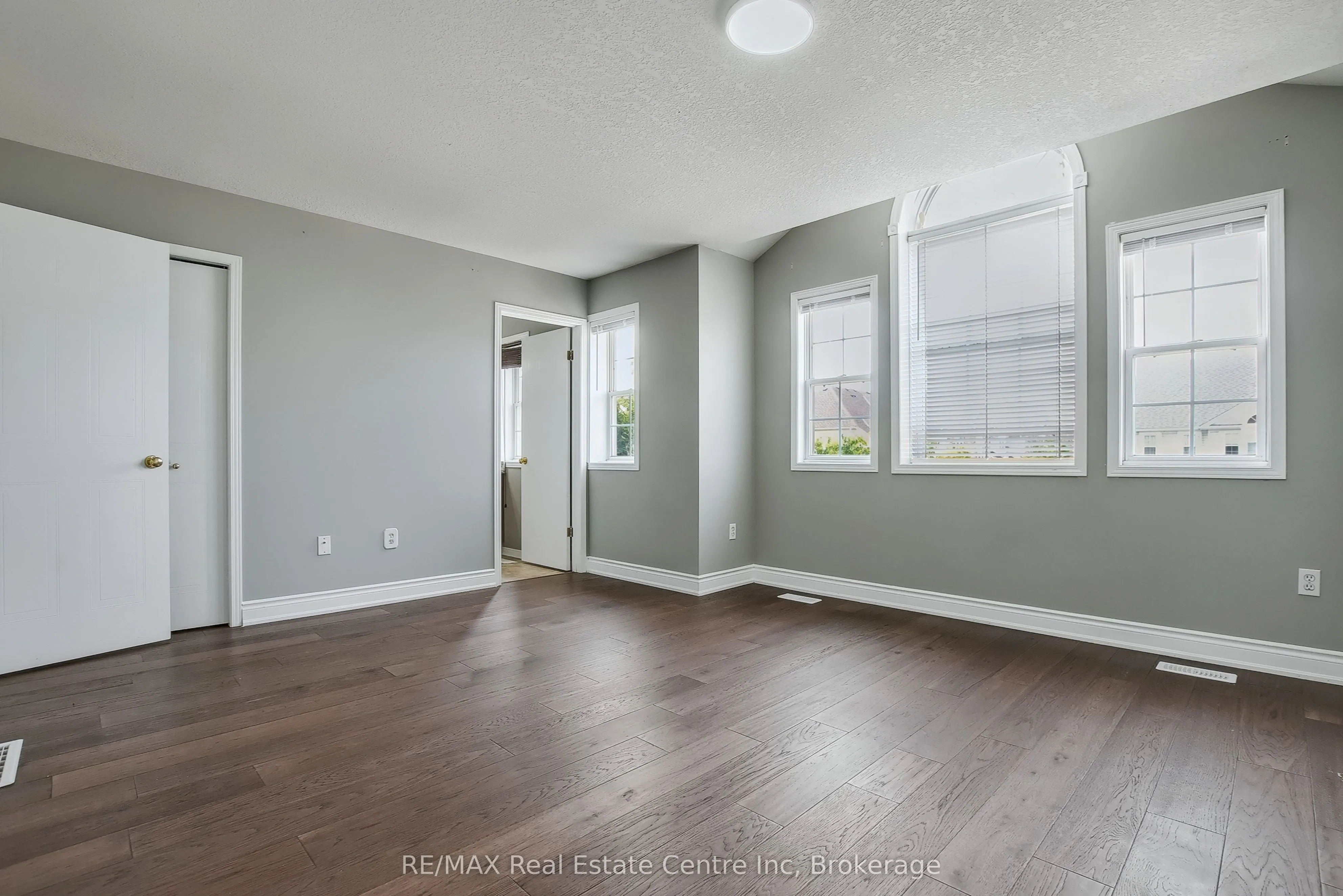 46 Sinclair Street S
