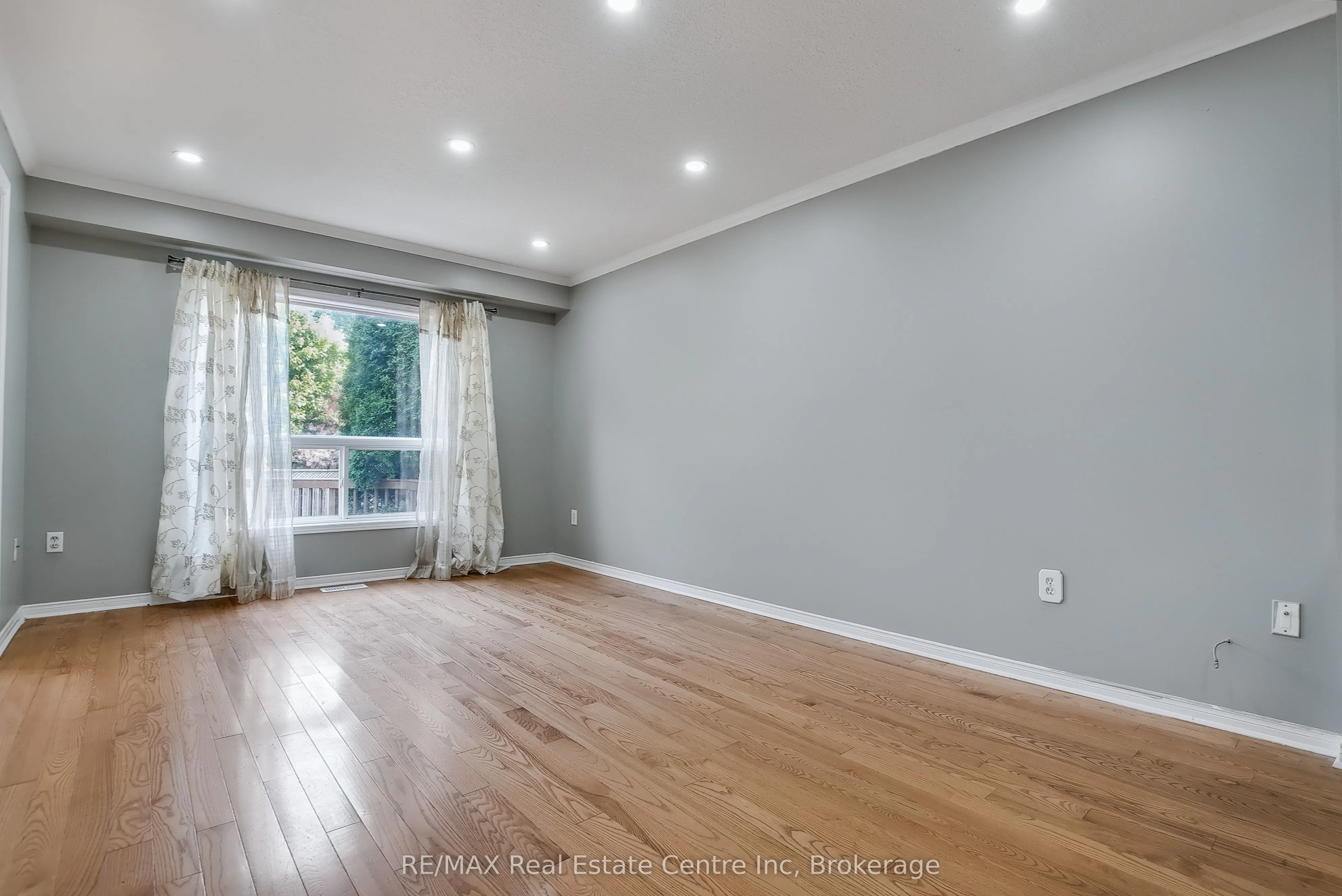 46 Sinclair Street S