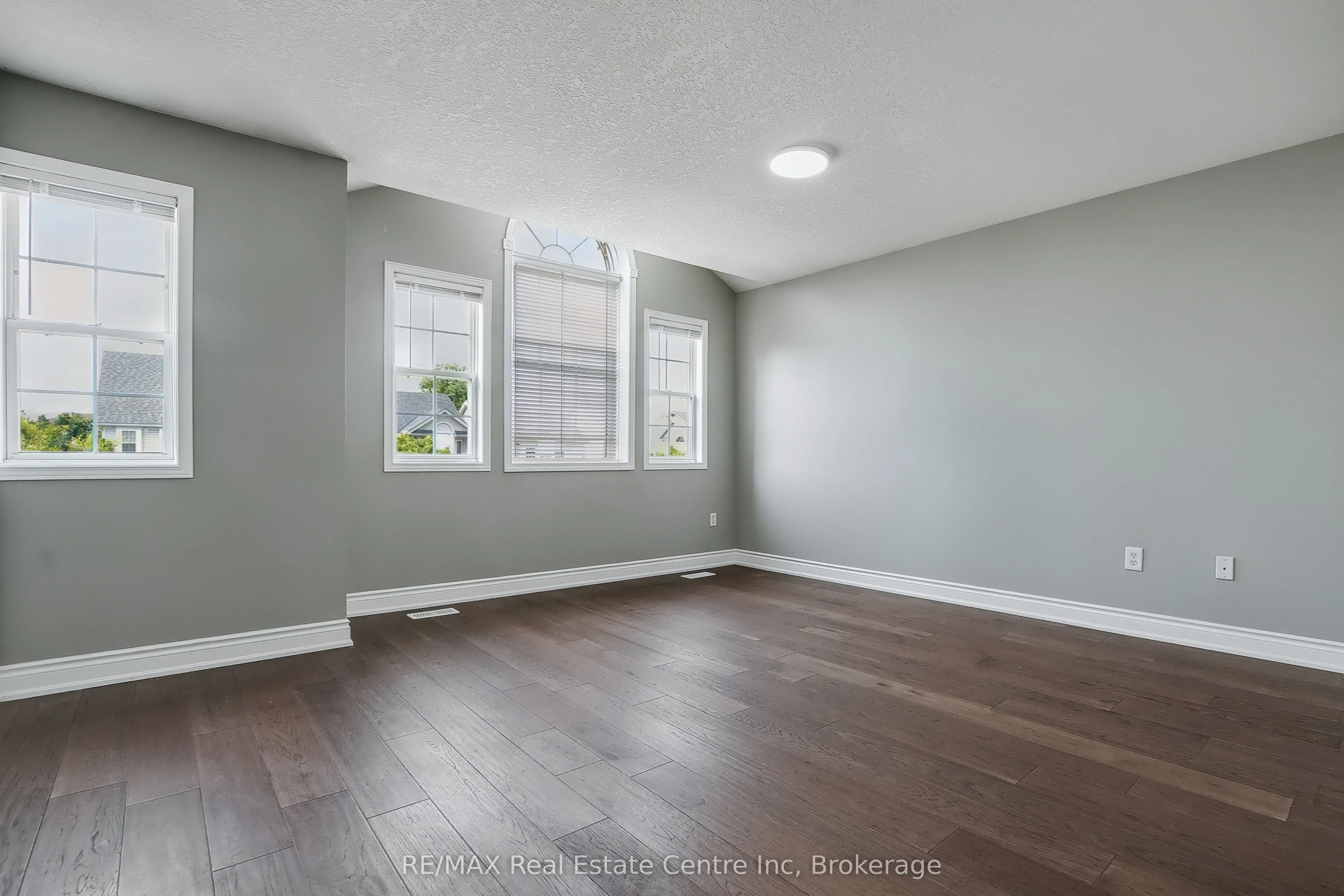 46 Sinclair Street S