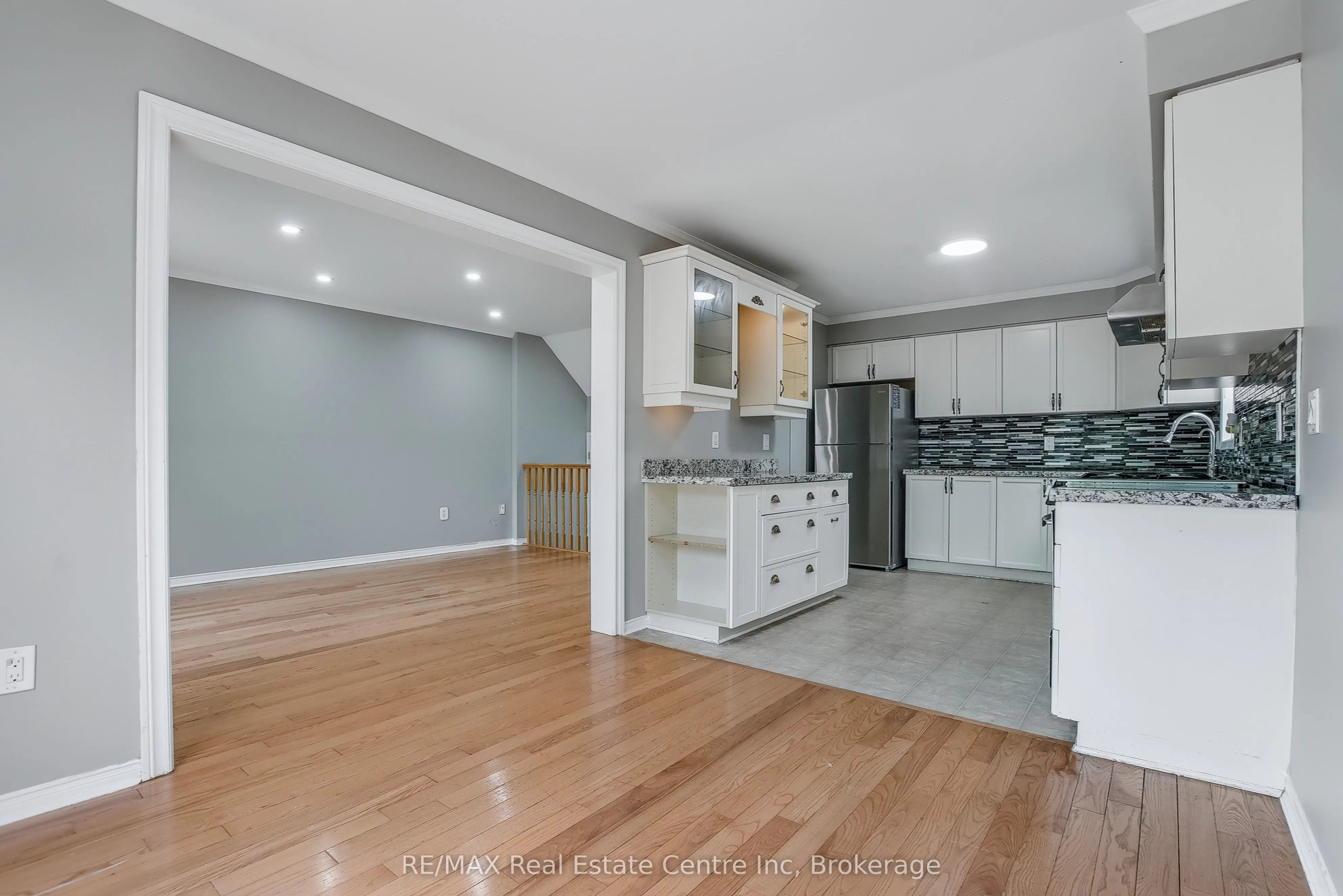 46 Sinclair Street S