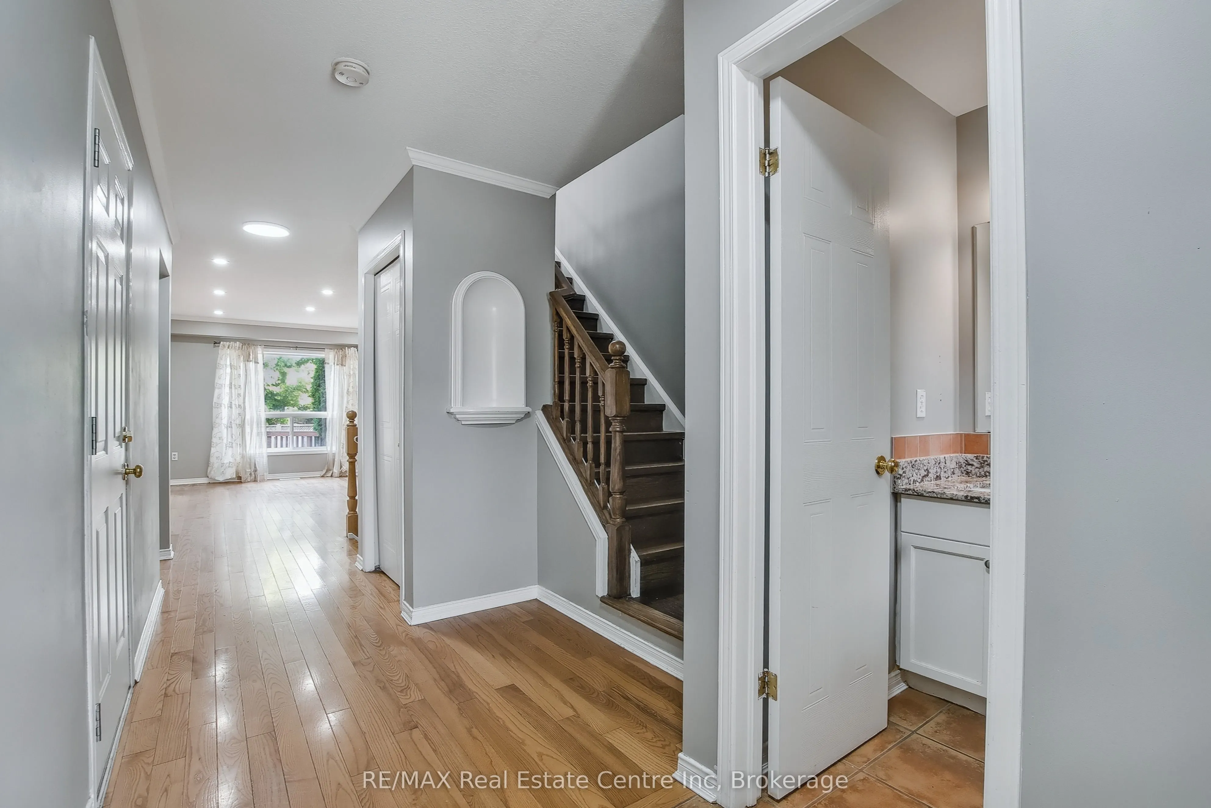 46 Sinclair Street S