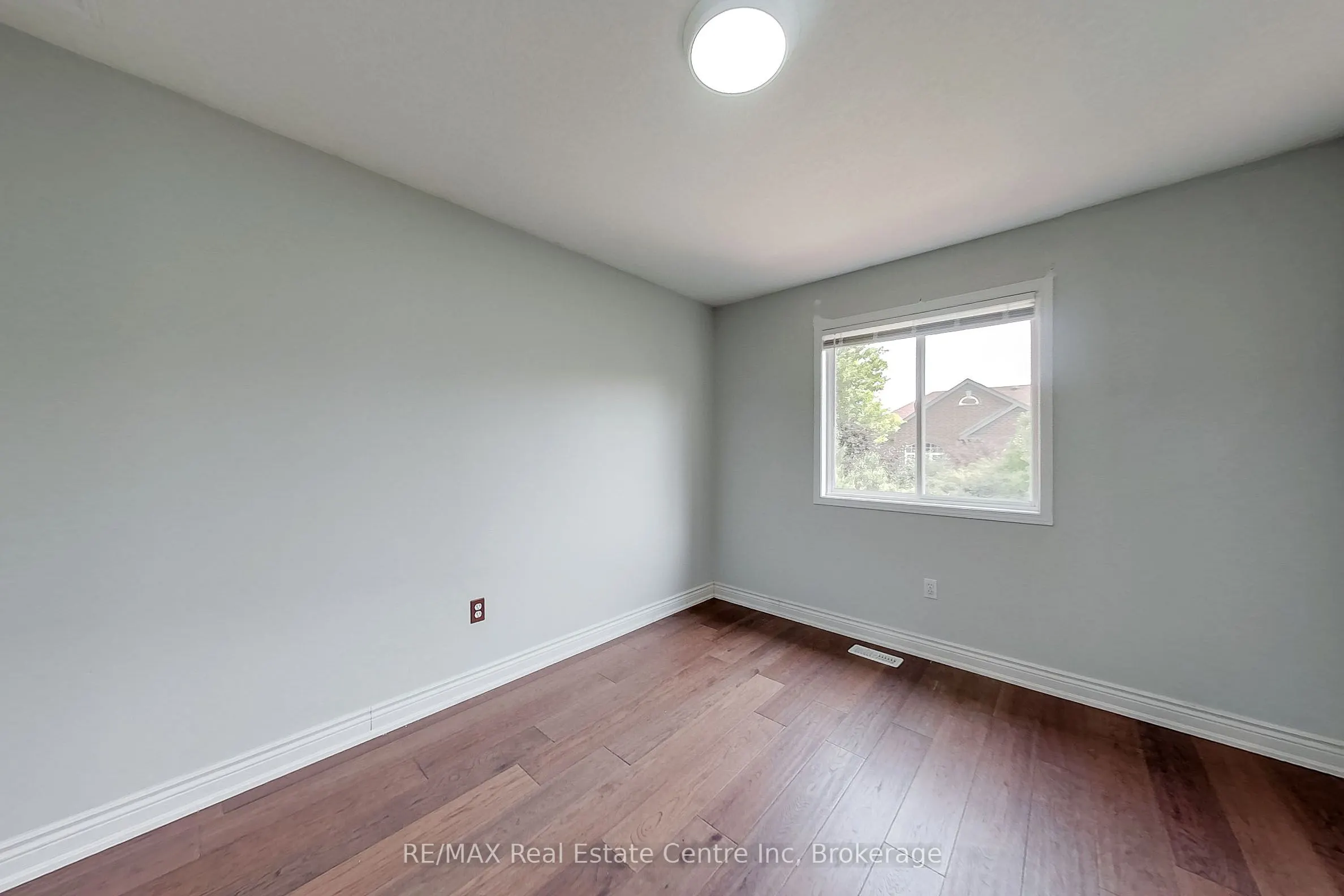46 Sinclair Street S