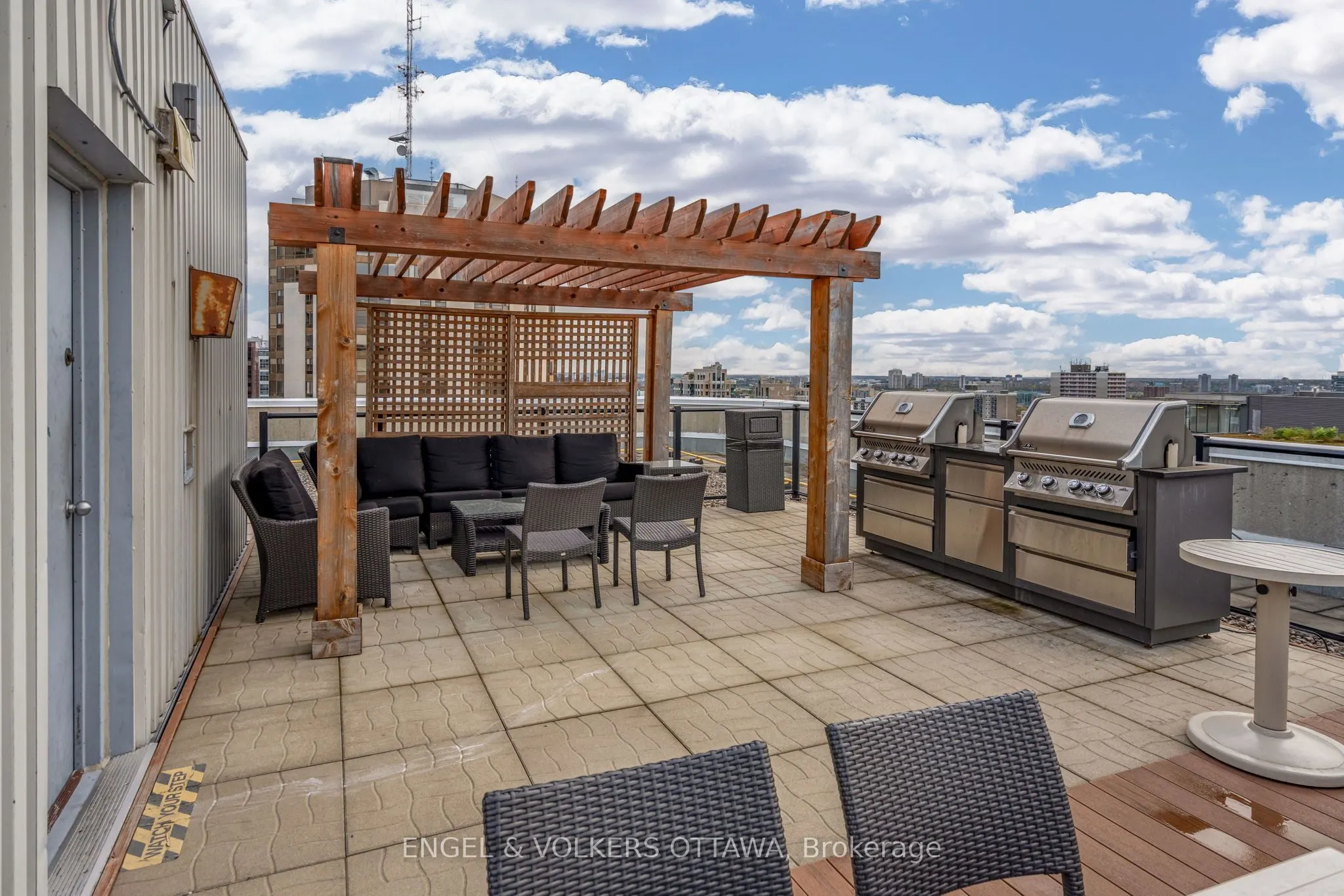 470 Laurier Avenue W, #905
