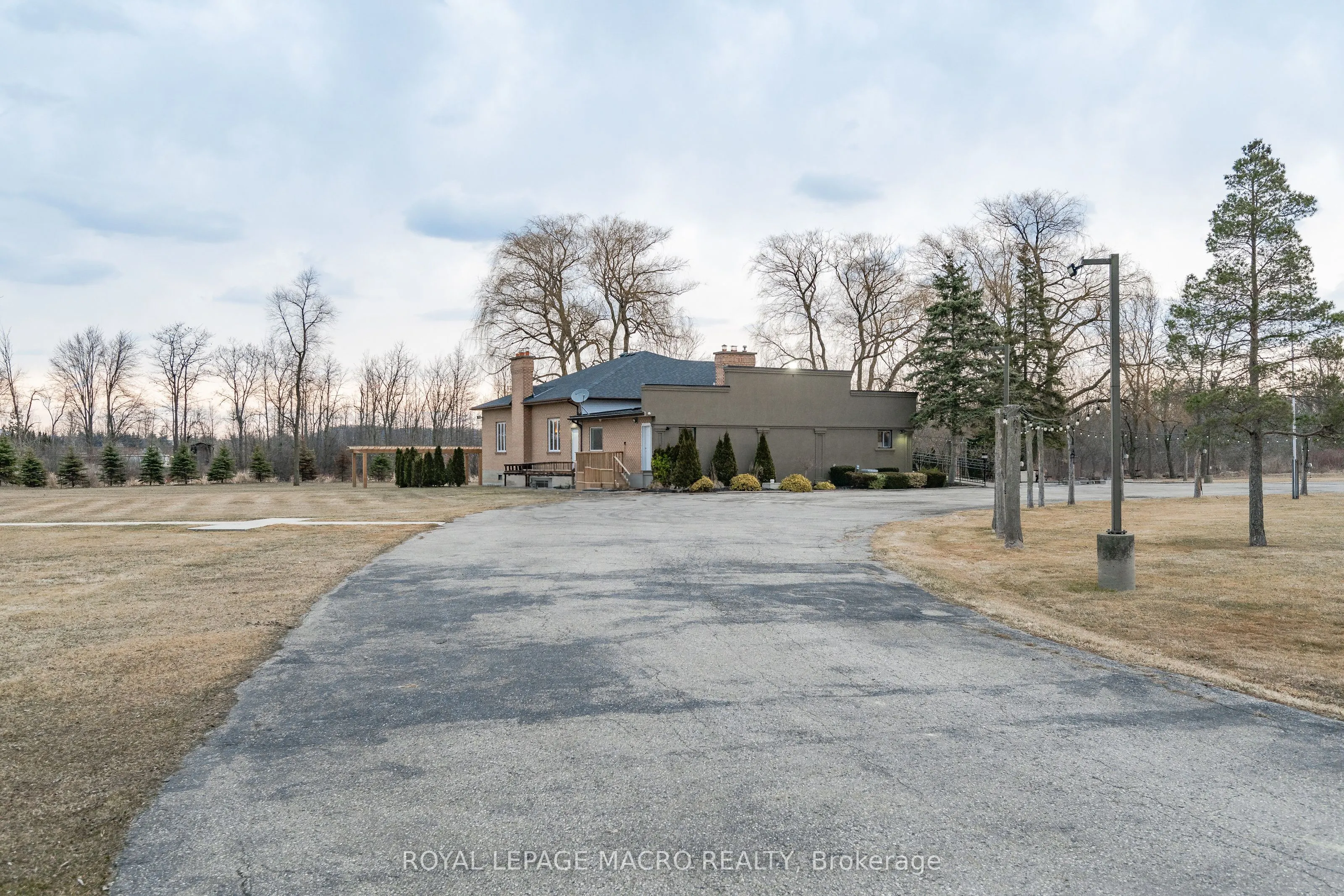 288 Kemp Road W