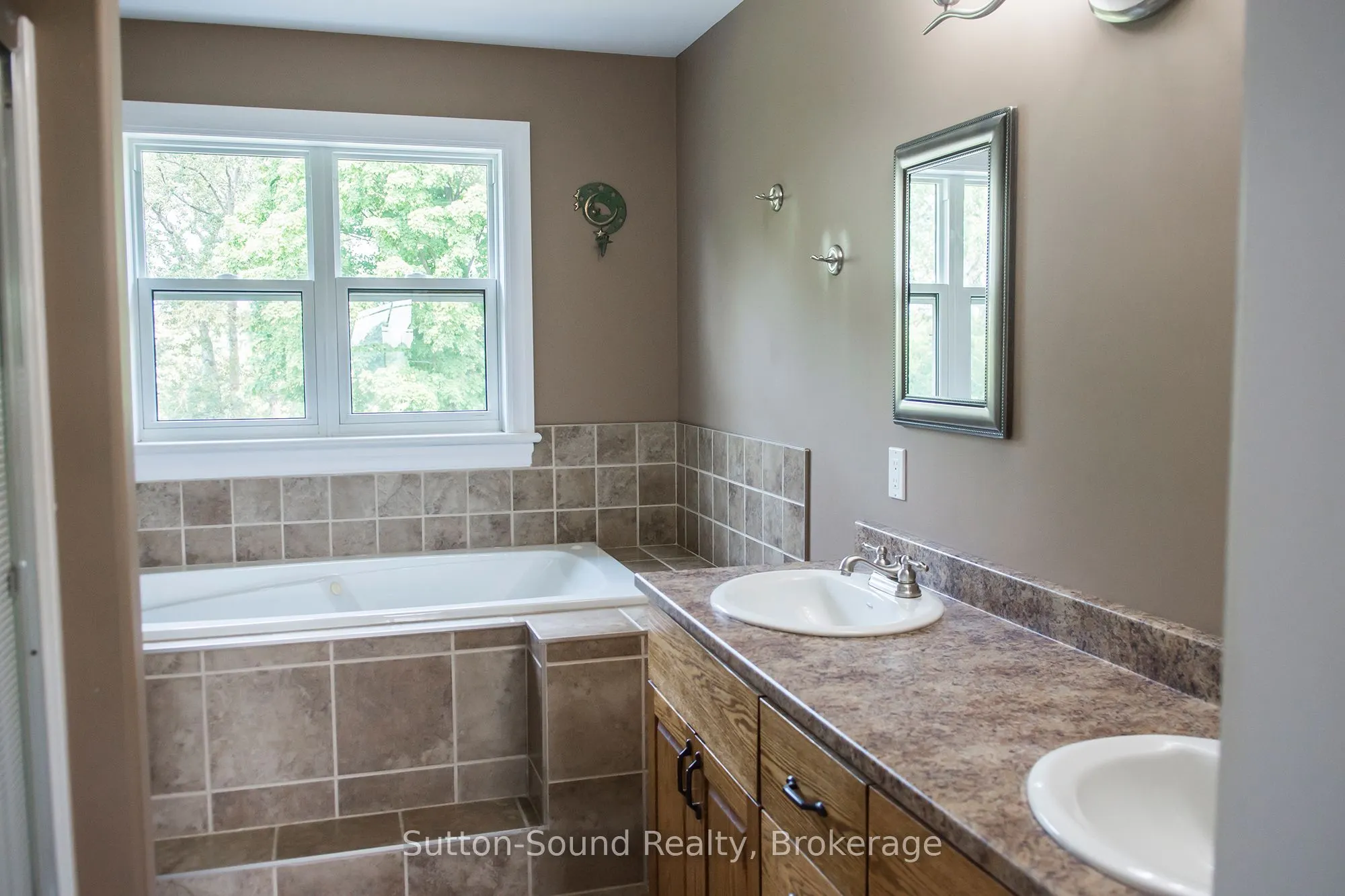 802677 Grey 40 Road