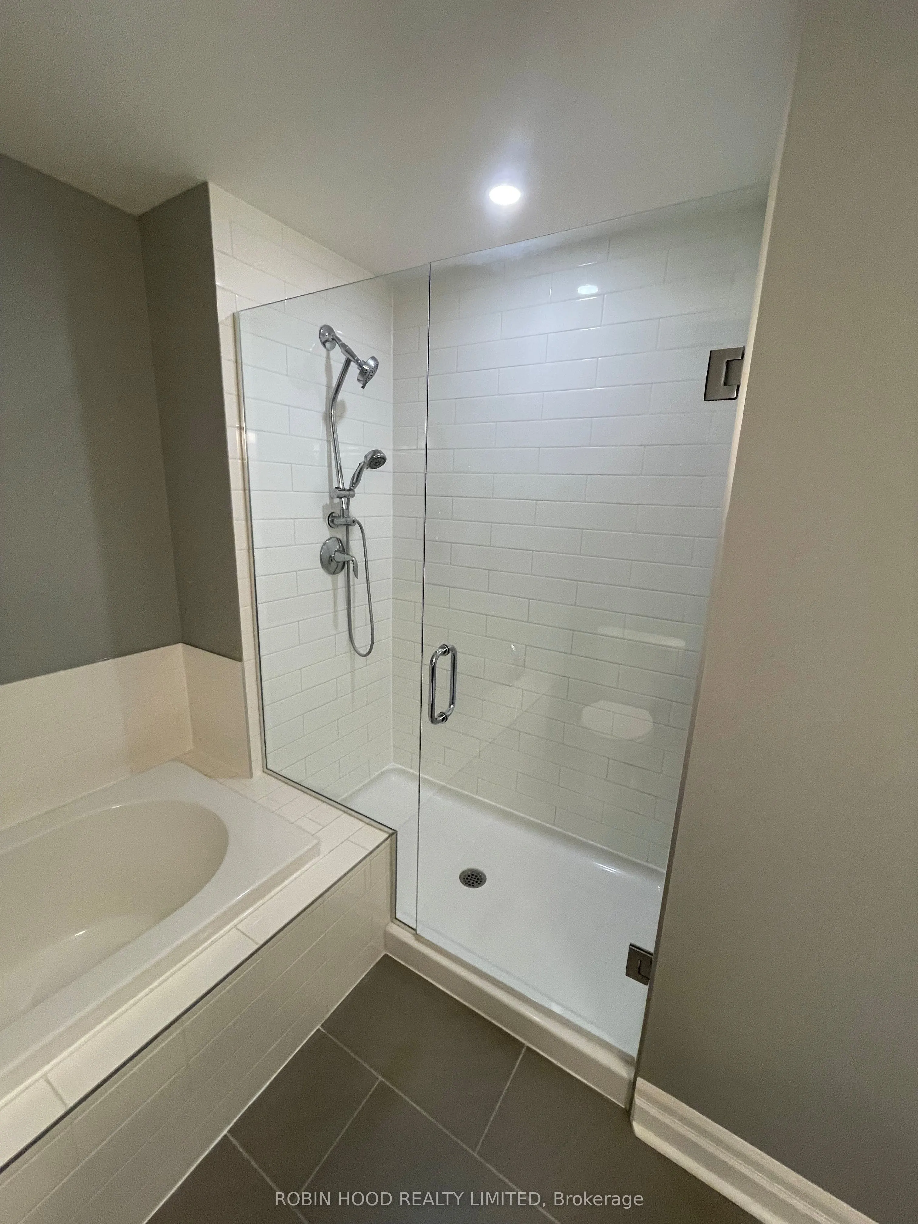 150 Wellington Street E, #612
