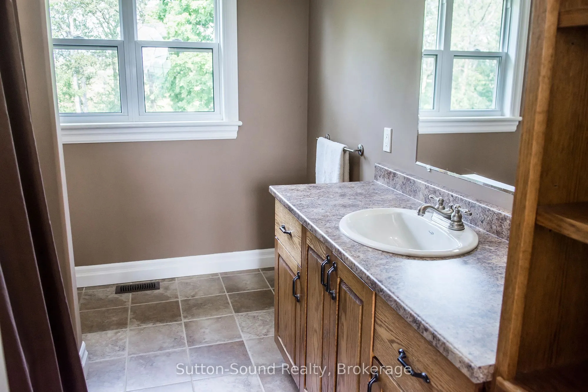 802677 Grey 40 Road