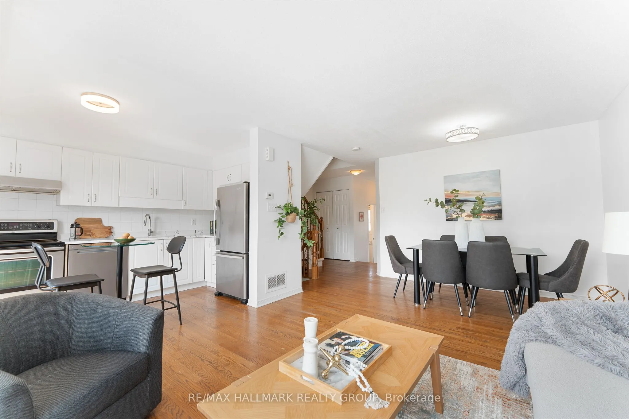 216 Rolling Meadow Crescent