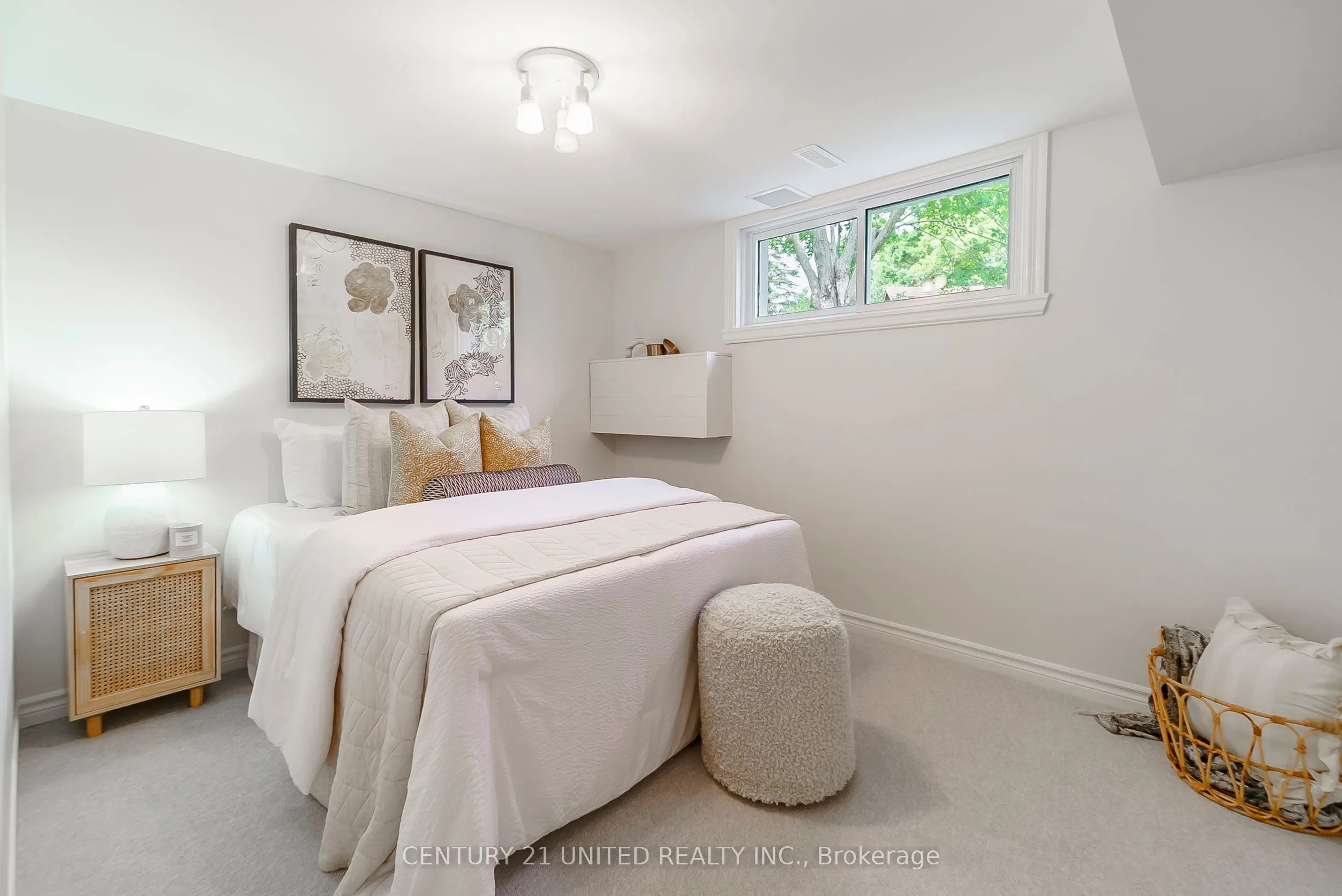276 Patricia Crescent