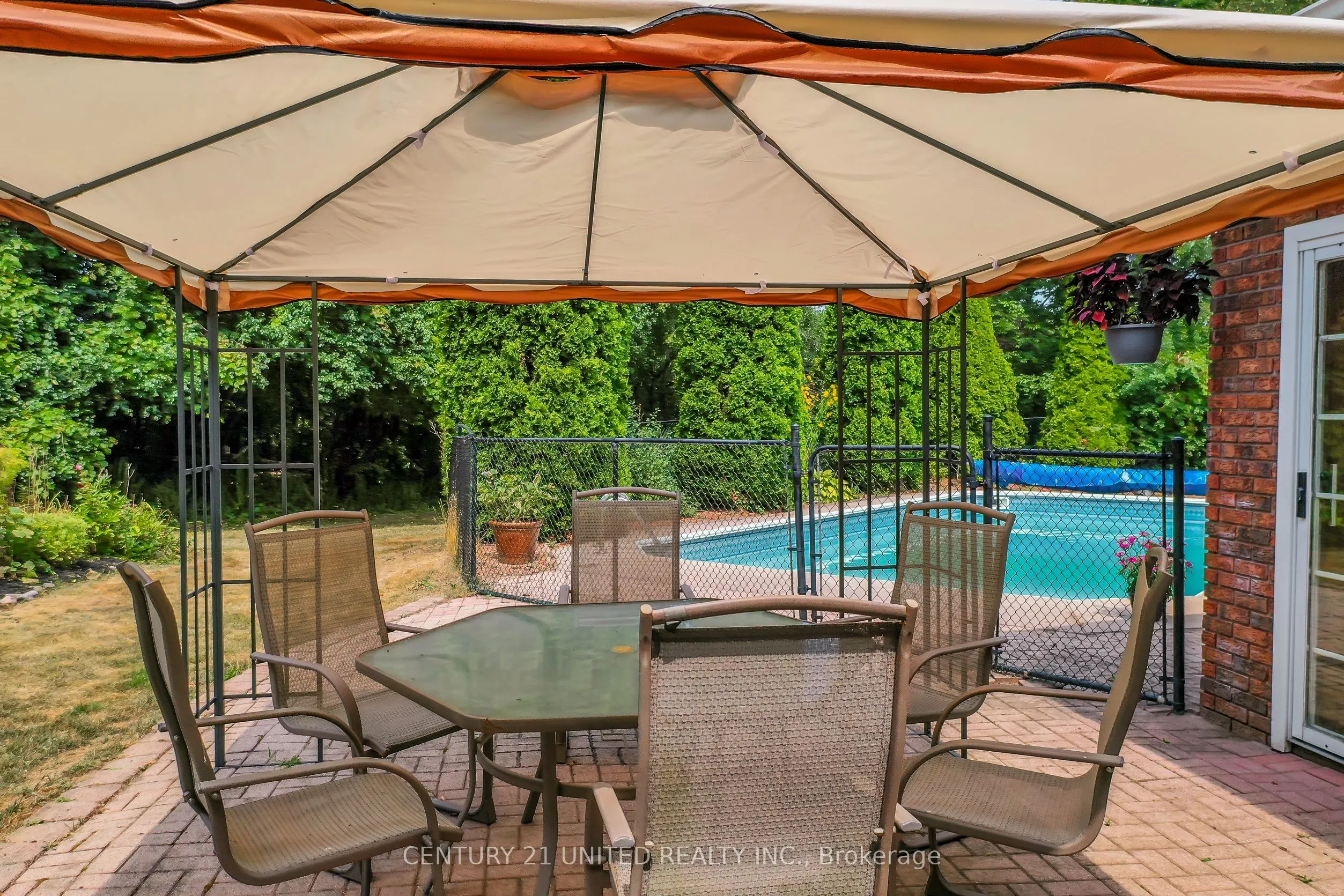 276 Patricia Crescent