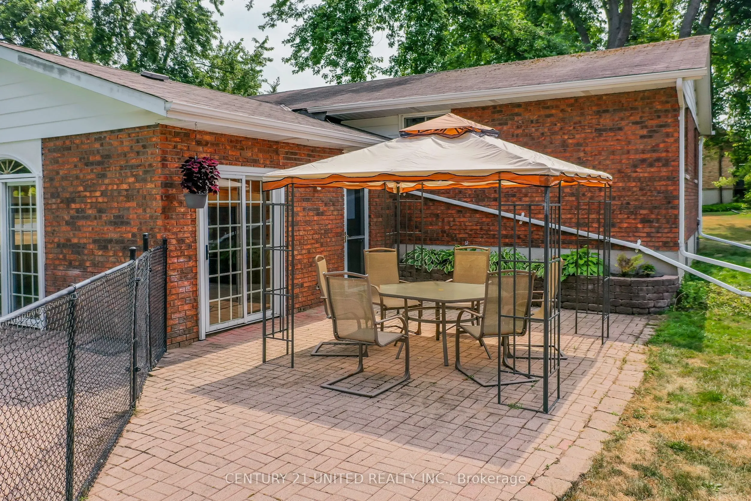 276 Patricia Crescent