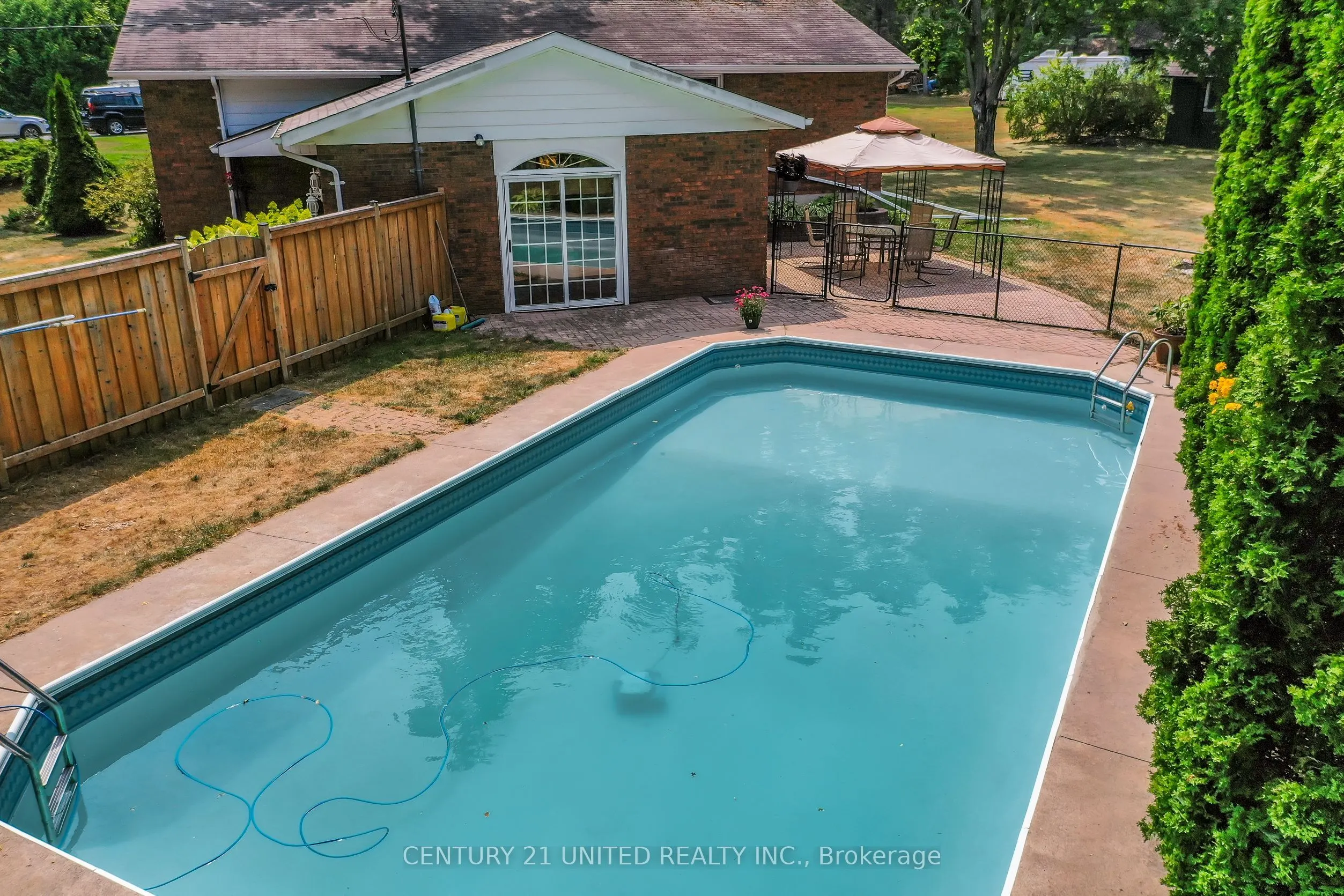 276 Patricia Crescent
