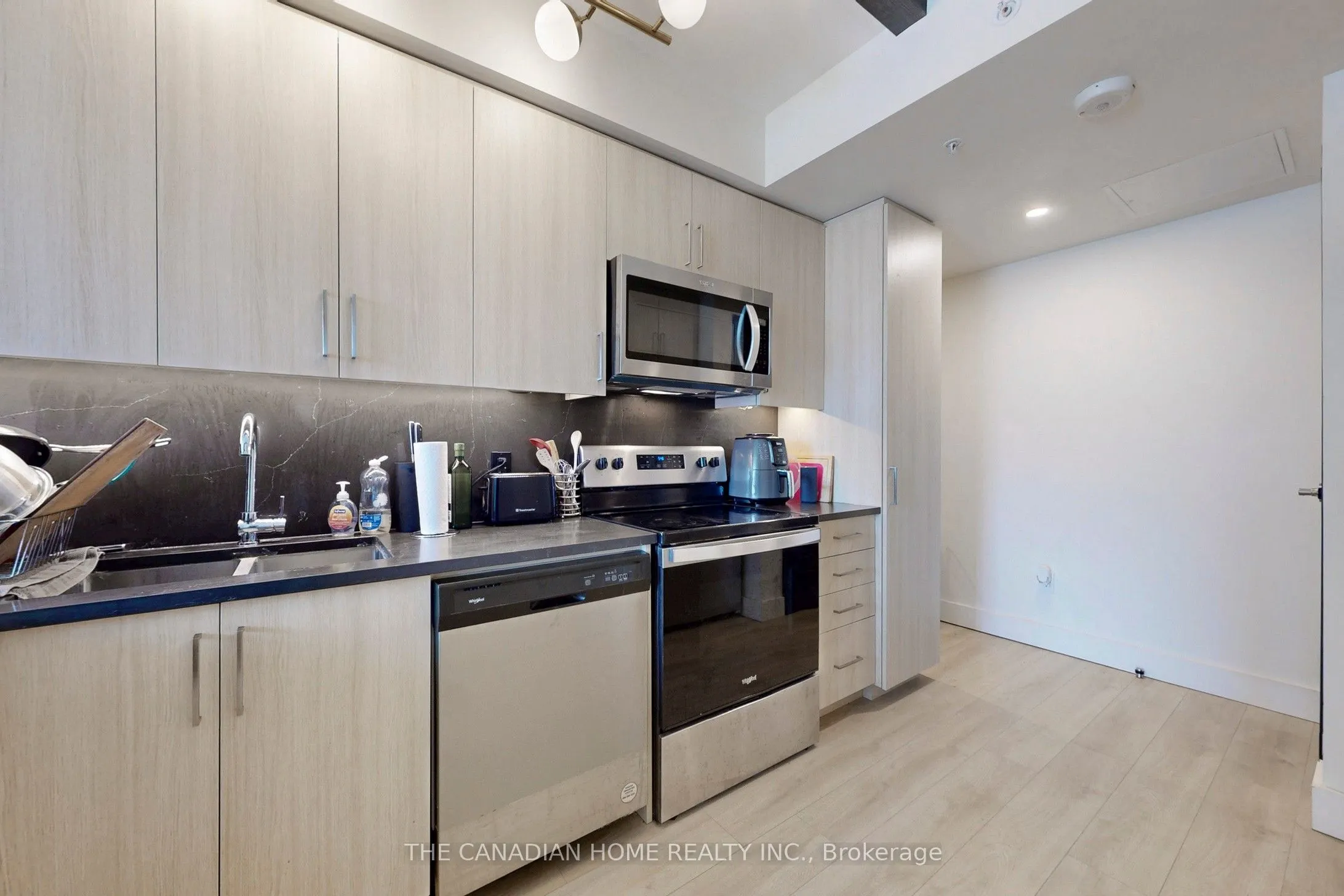 145 COLUMBIA Street W, #909