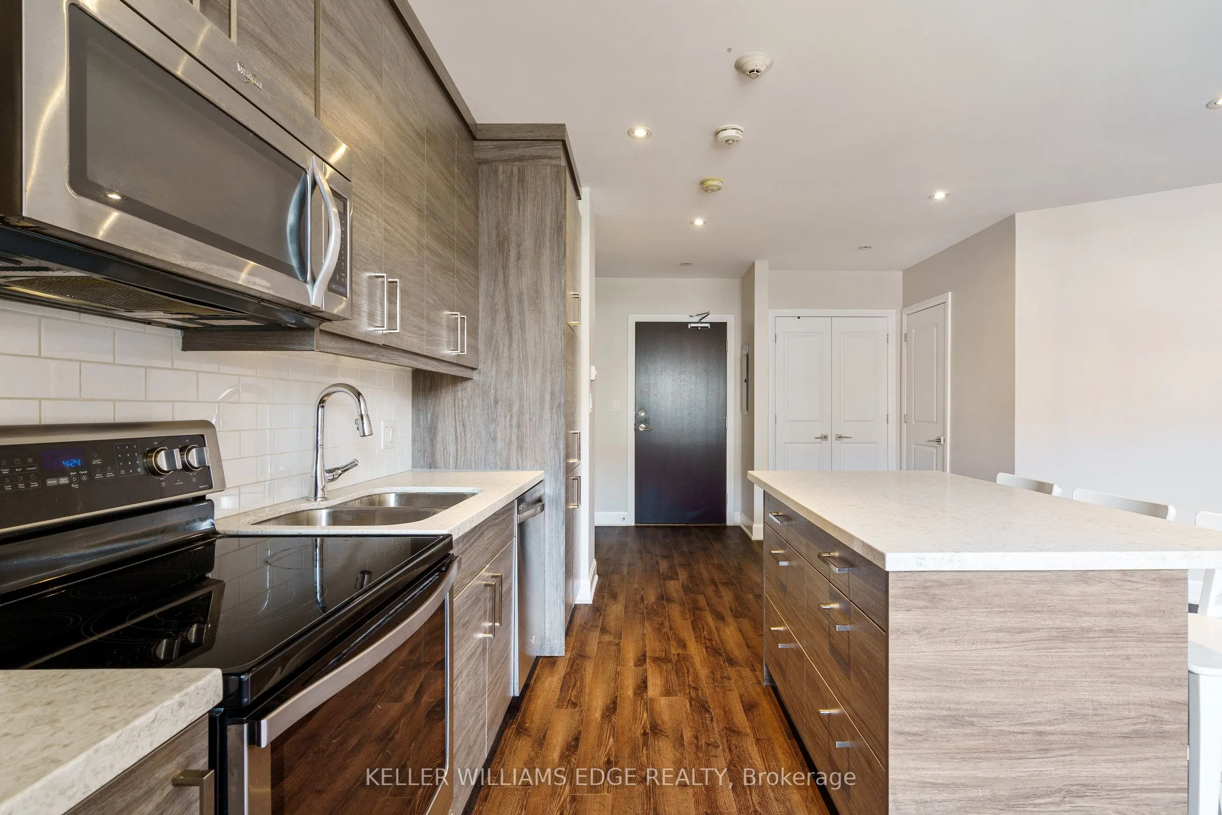 2 King Street W, #208