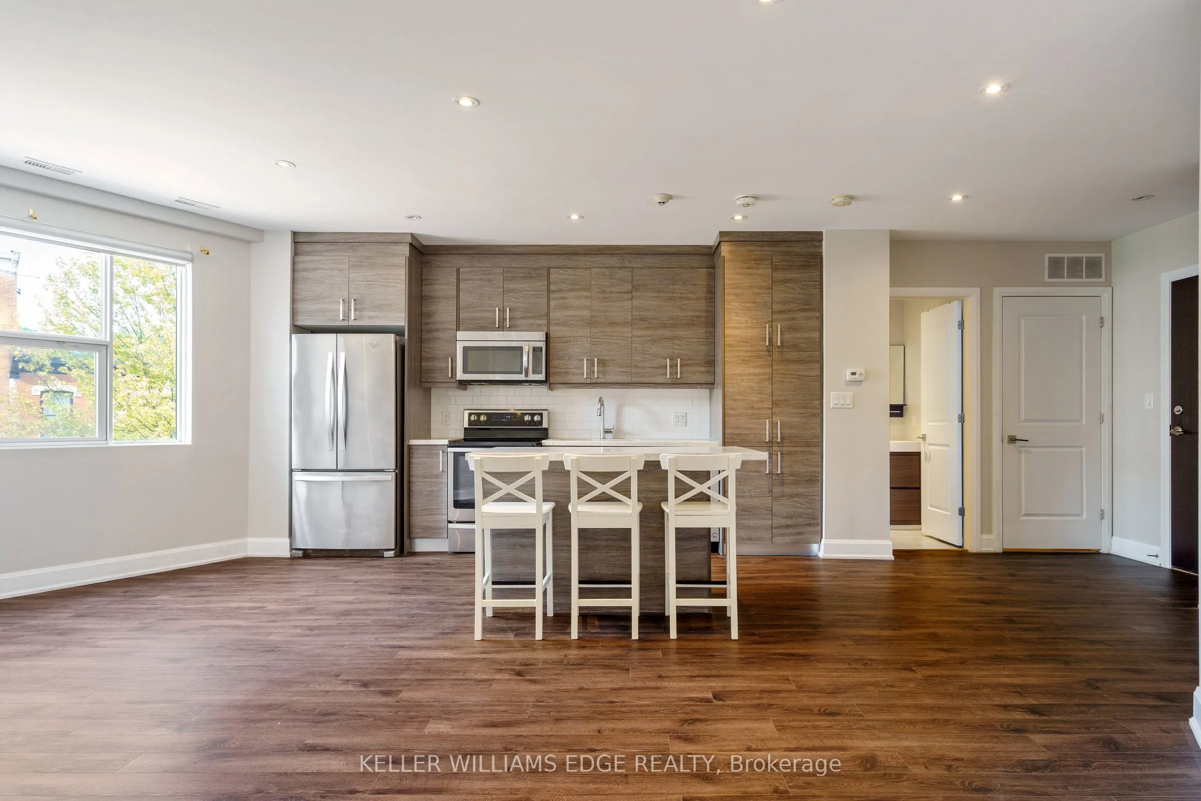 2 King Street W, #208