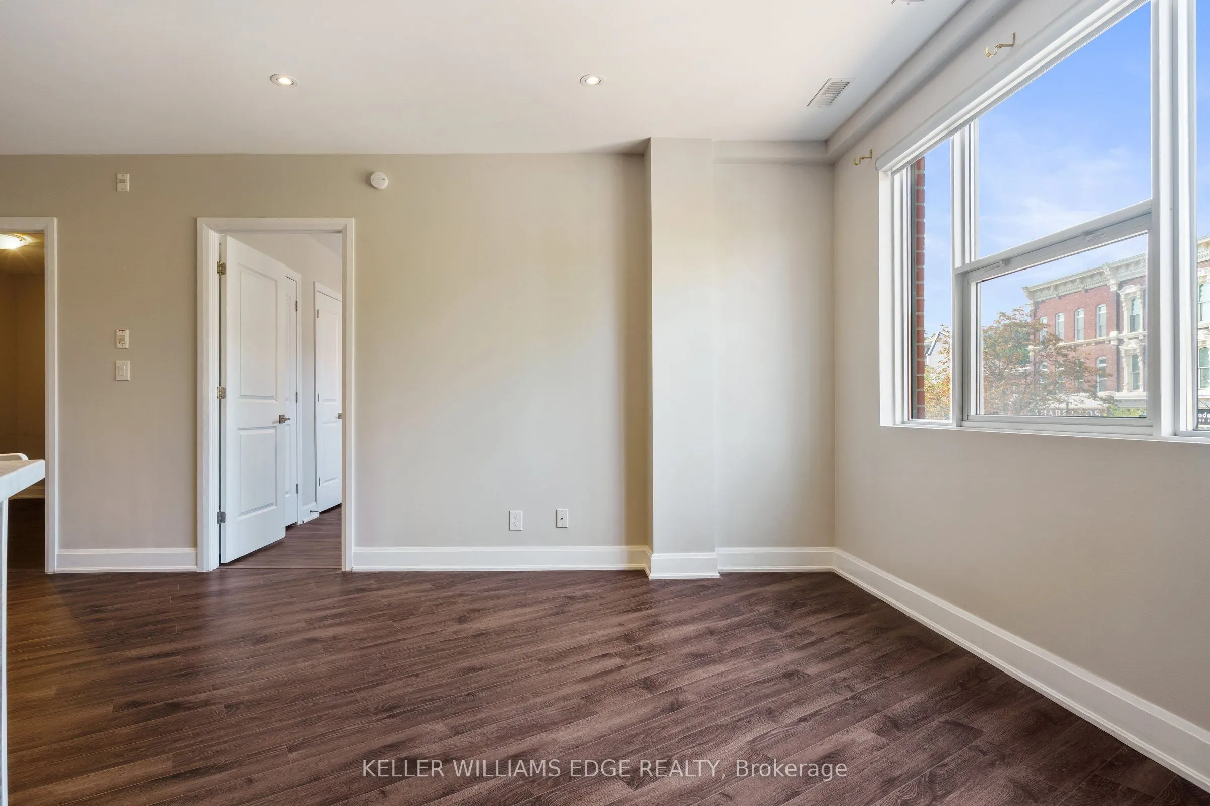 2 King Street W, #208