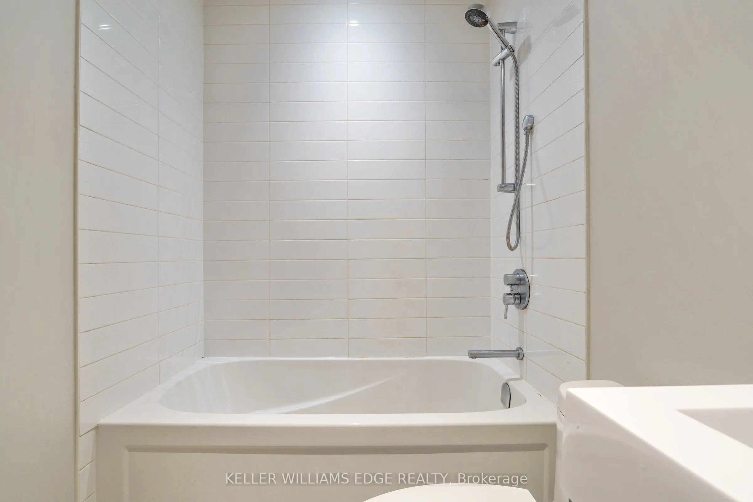 2 King Street W, #208