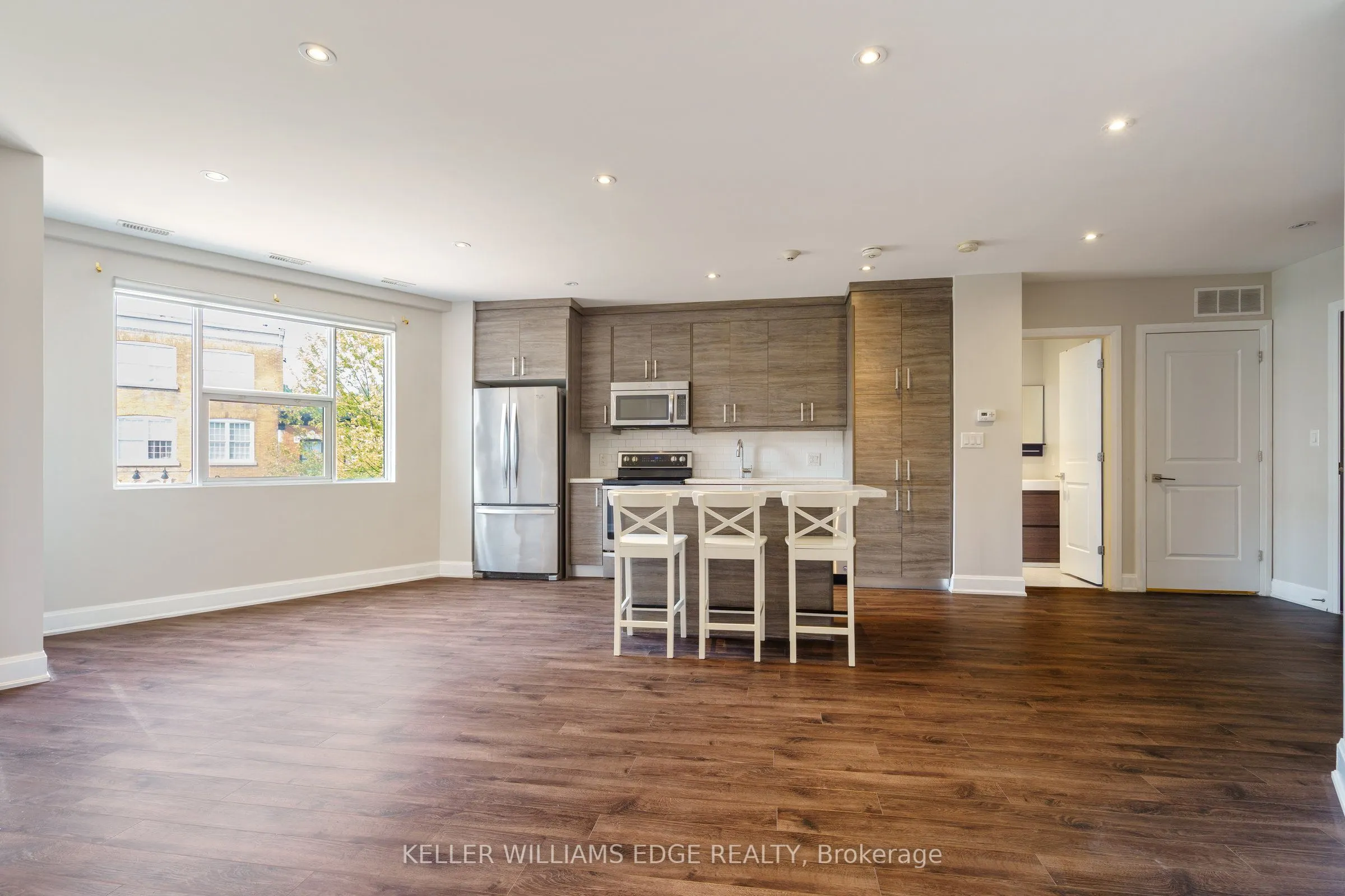 2 King Street W, #208
