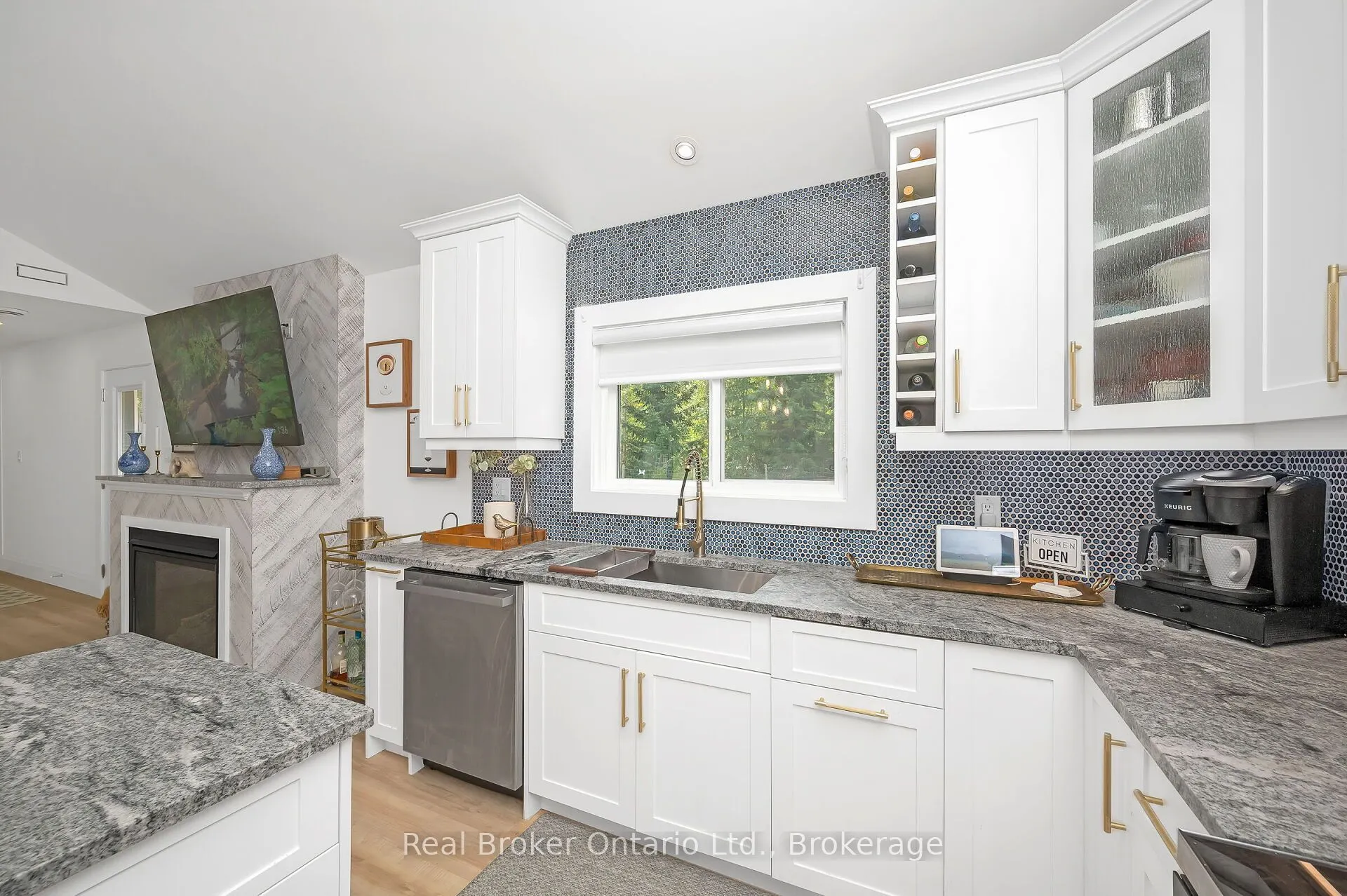 2525 Vimy Road