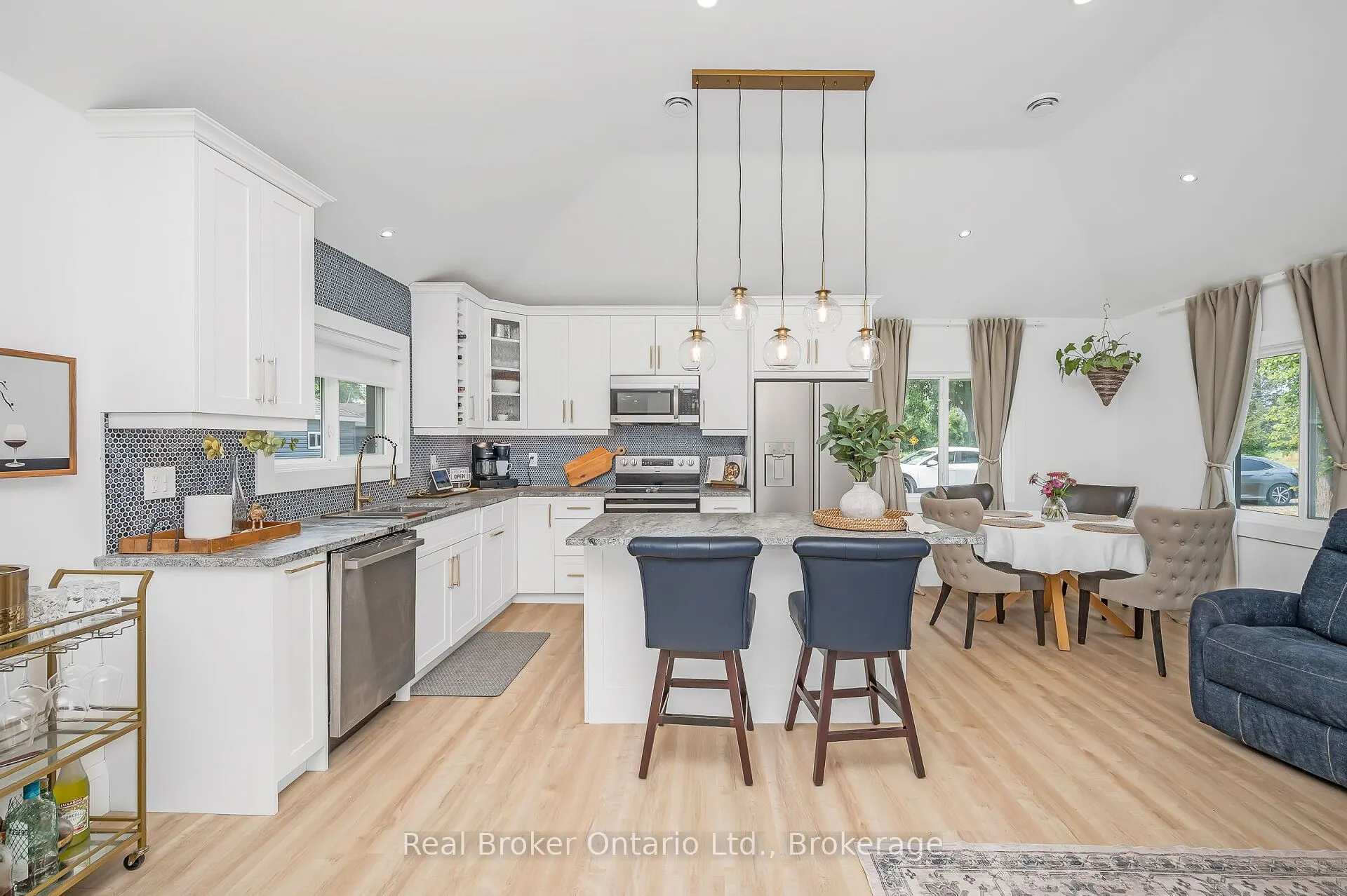 2525 Vimy Road