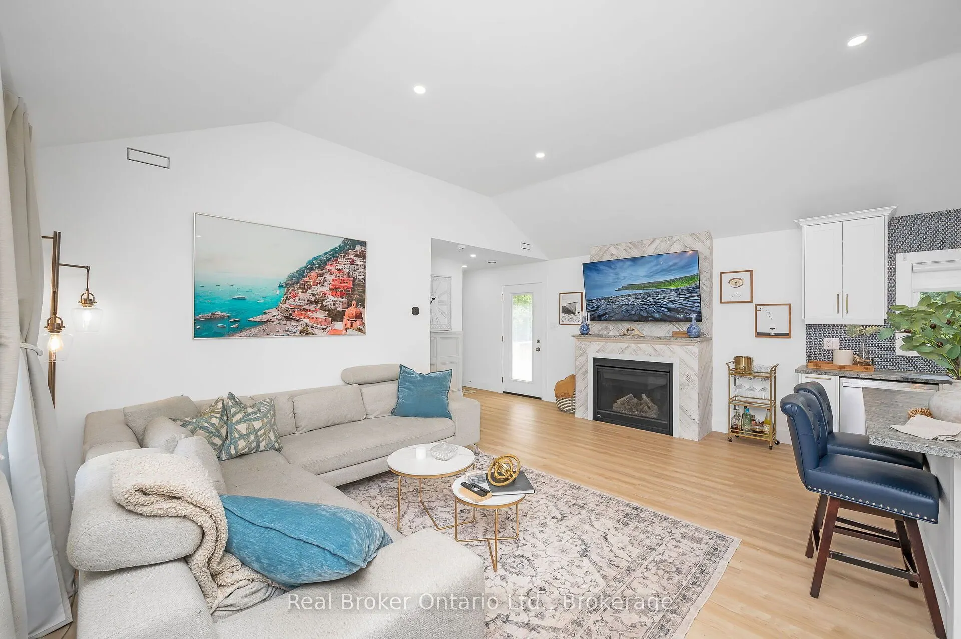 2525 Vimy Road